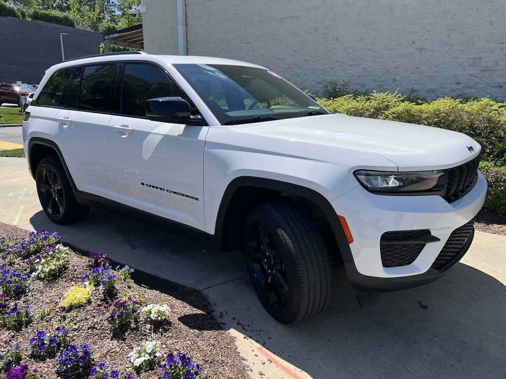 Used 2023 Jeep Grand Cherokee Altitude SUV