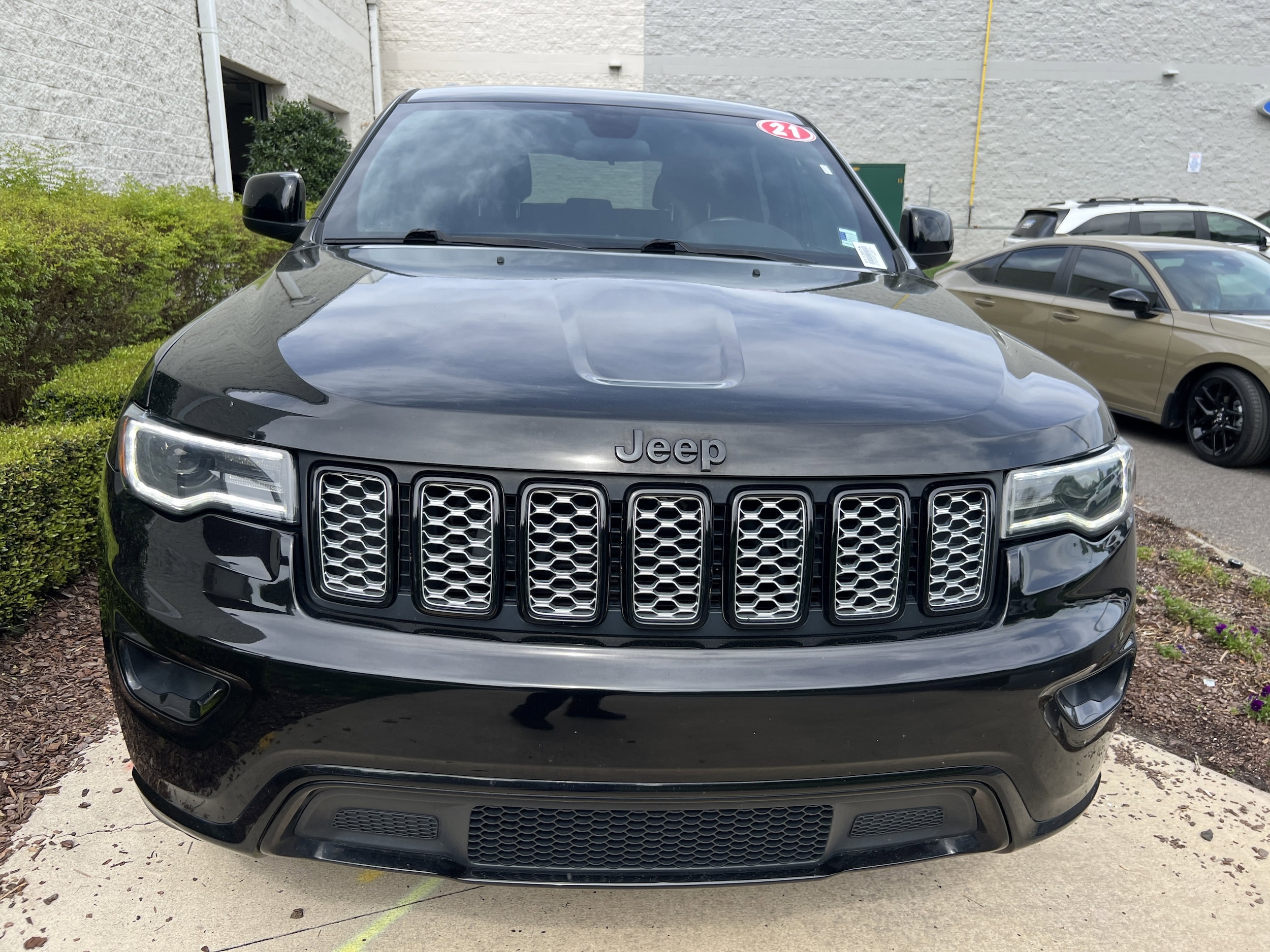2021 Jeep Grand Cherokee Laredo X photo 2