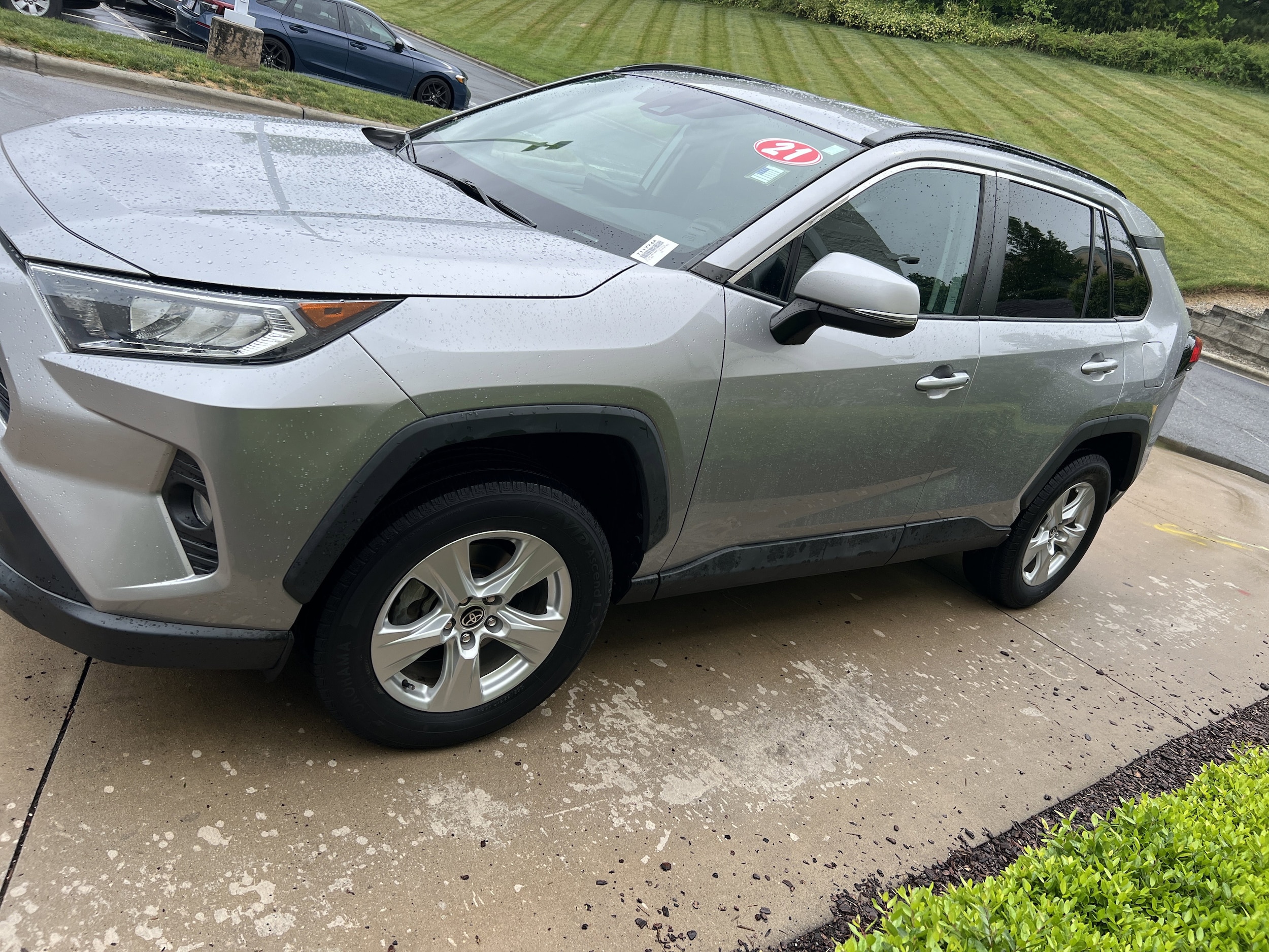 2021 Toyota RAV4 XLE photo 5