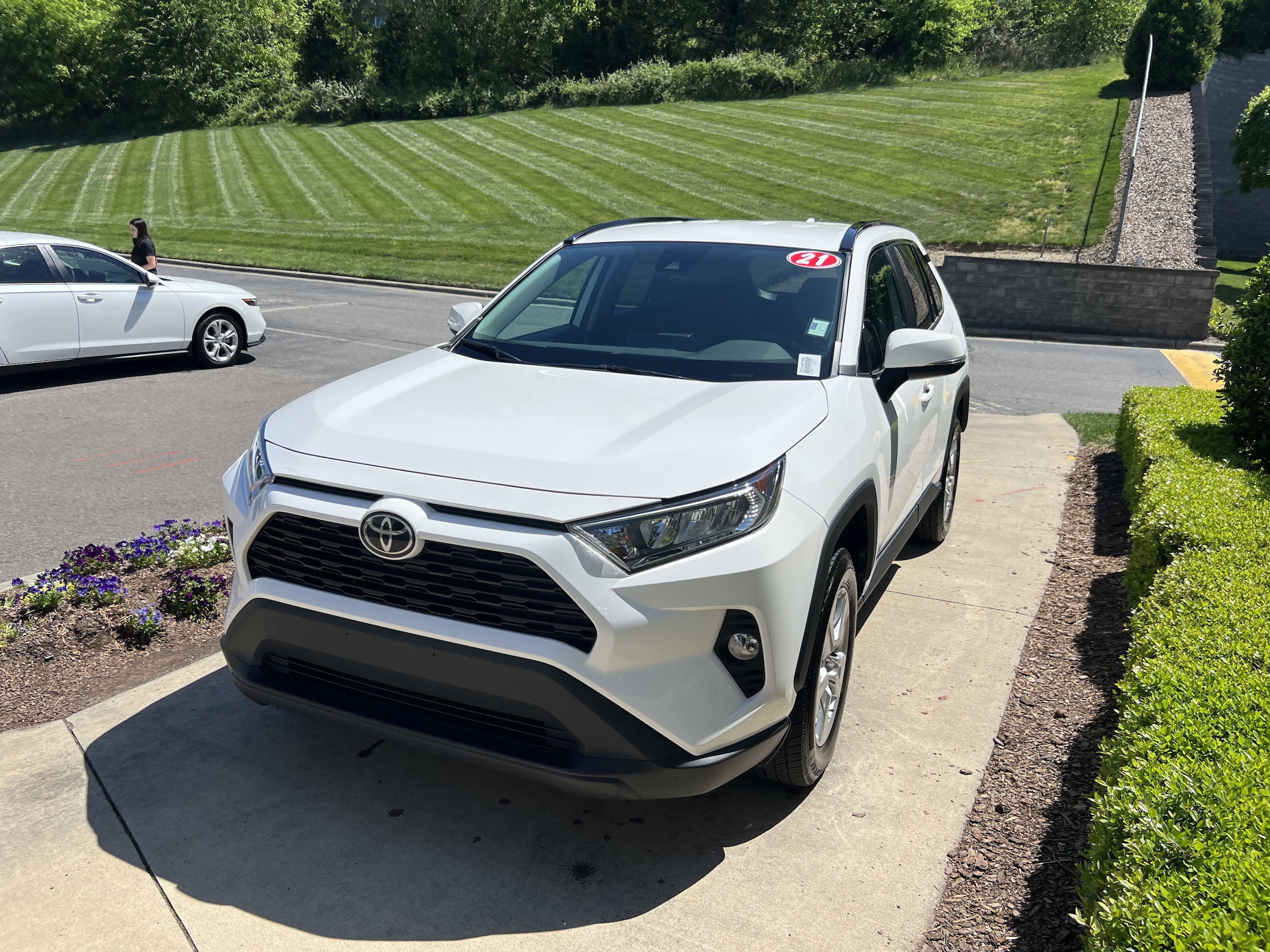 2021 Toyota RAV4 XLE photo 4