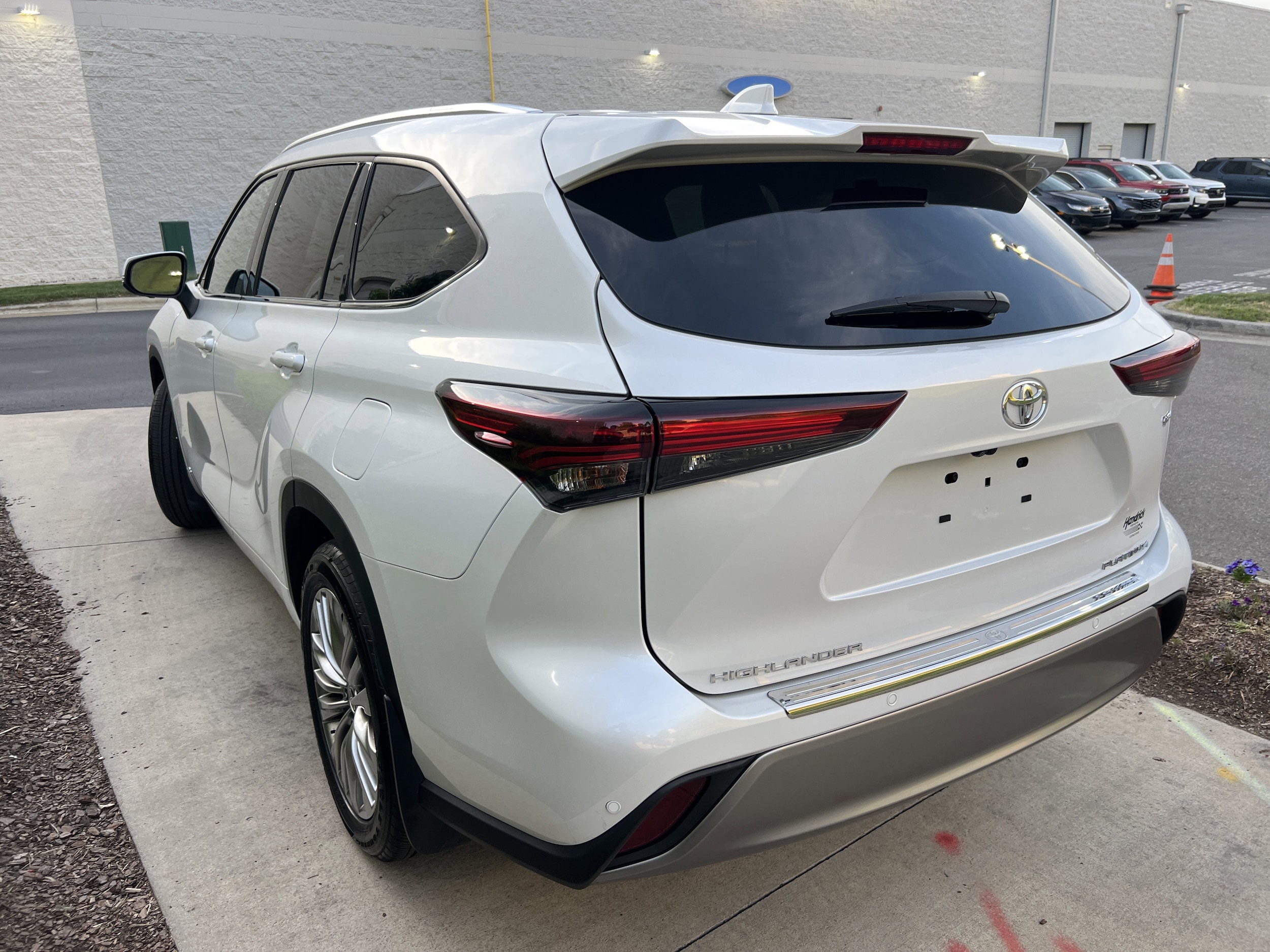 2025 Toyota Highlander Hybrid Platinum photo 6