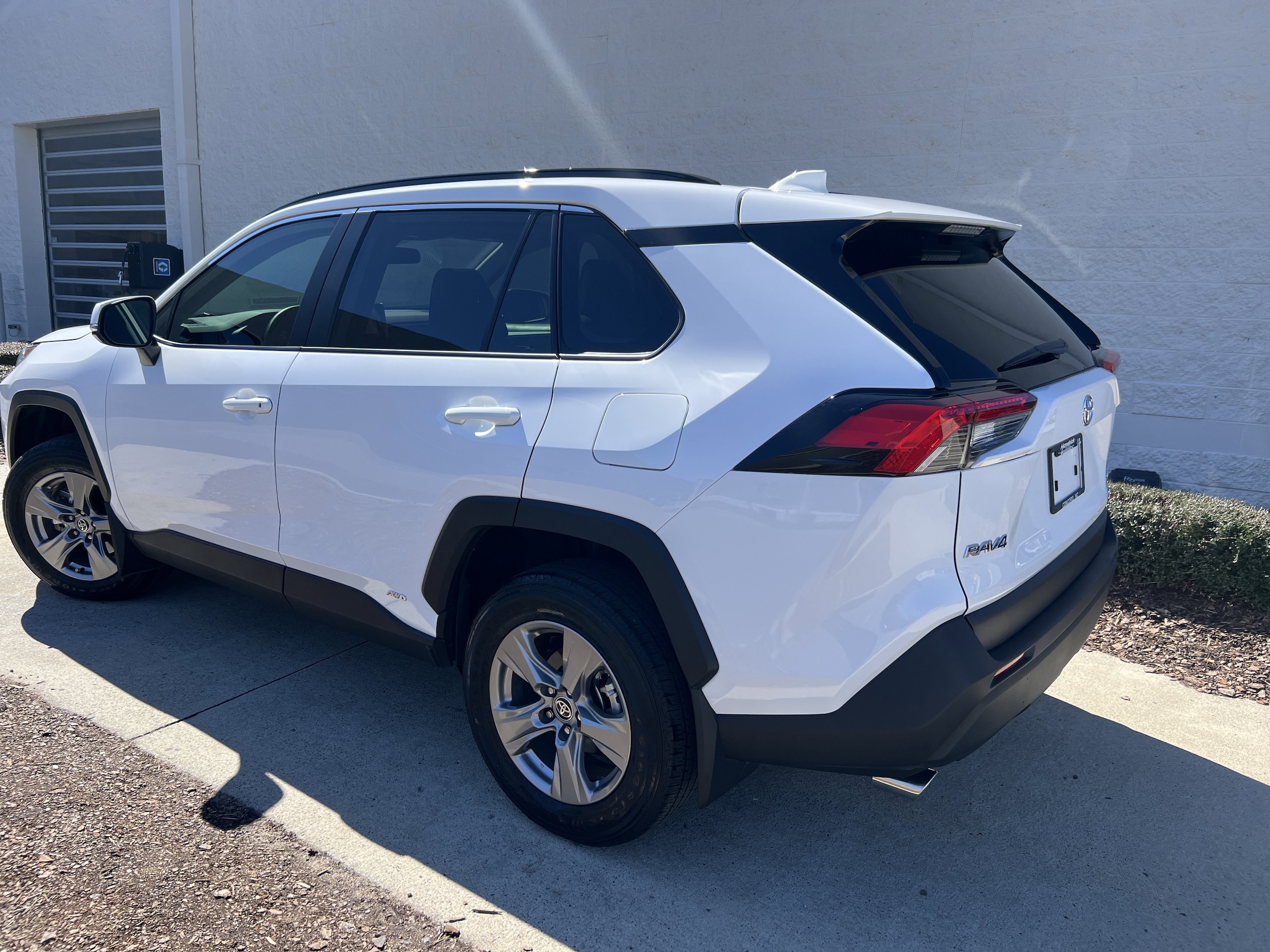 2025 Toyota RAV4 Hybrid XLE photo 6