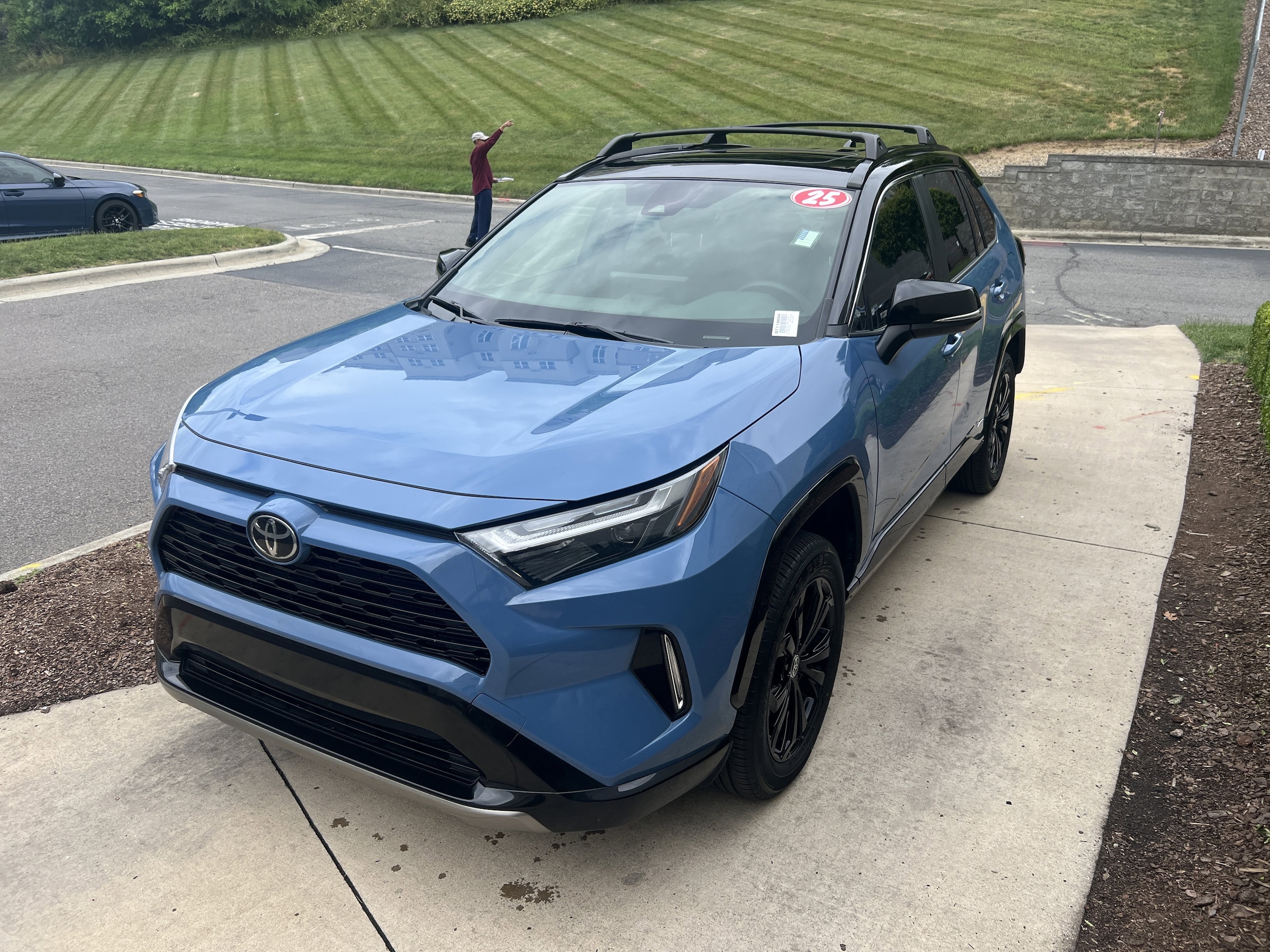 2025 Toyota RAV4 Hybrid XSE photo 5