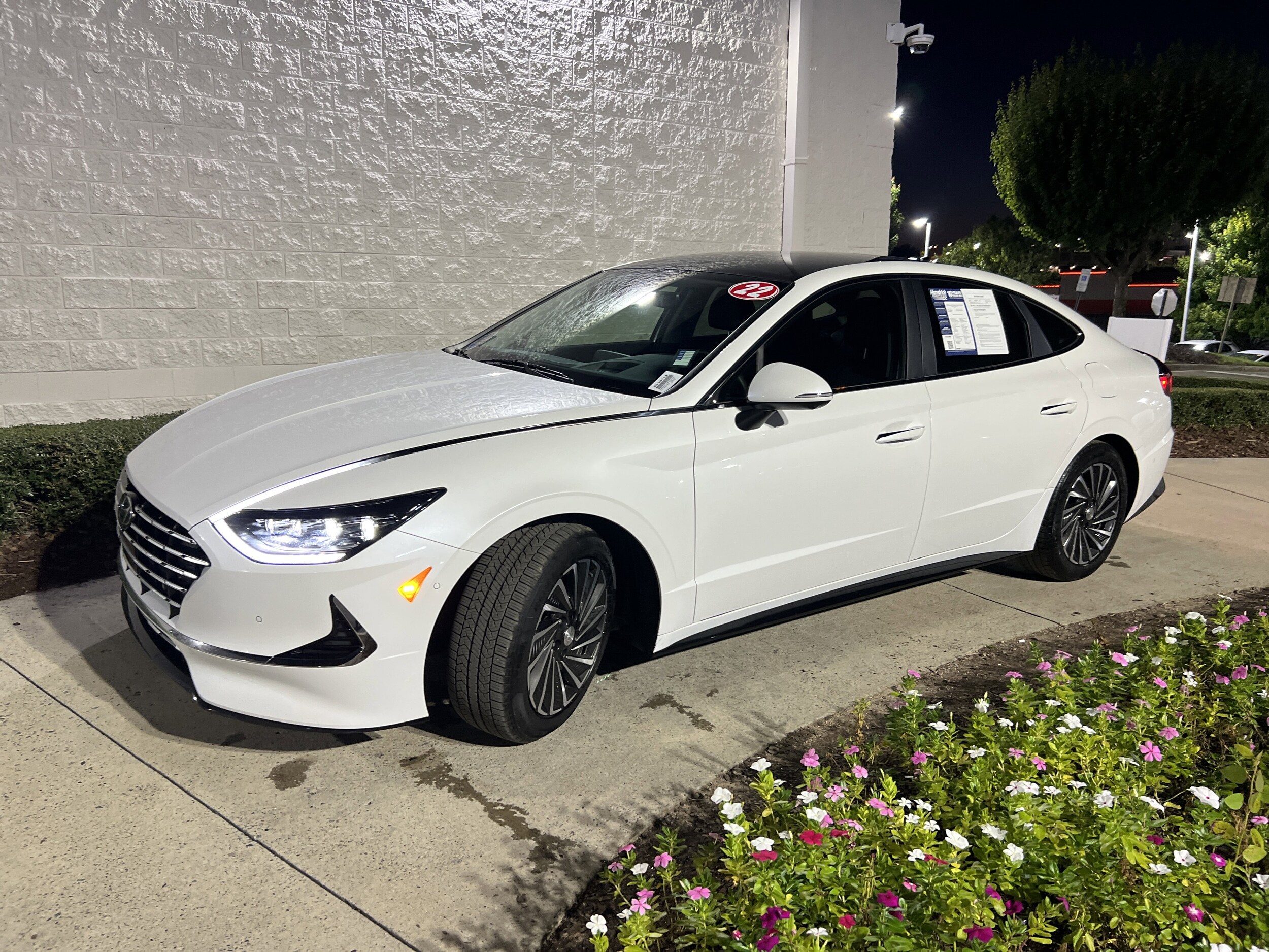 2022 Hyundai Sonata Hybrid Limited photo 2
