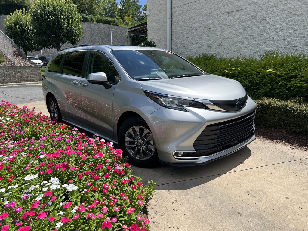 Used 2023 Toyota Sienna XLE Minivan