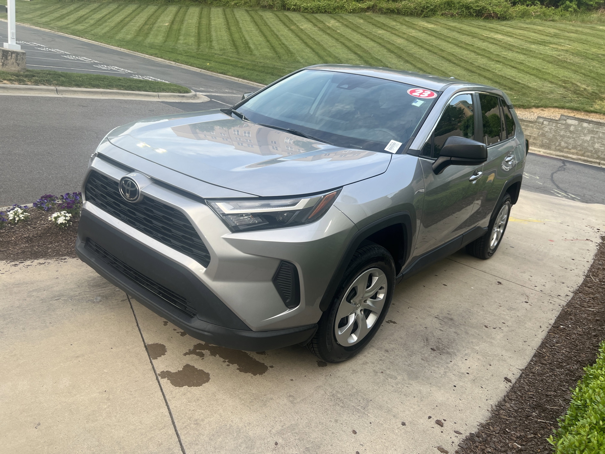 2023 Toyota RAV4 LE photo 4