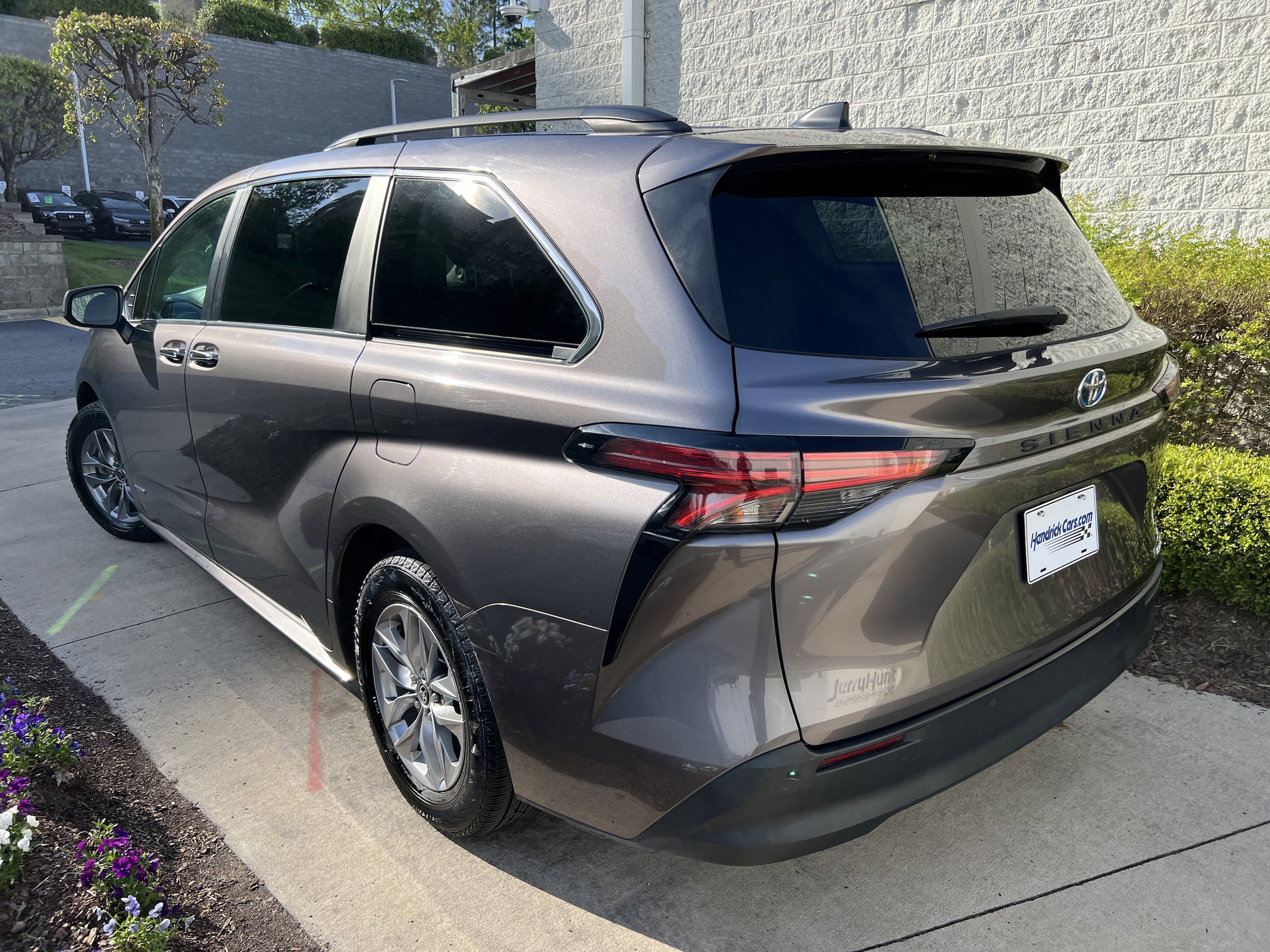 2021 Toyota Sienna XLE photo 6