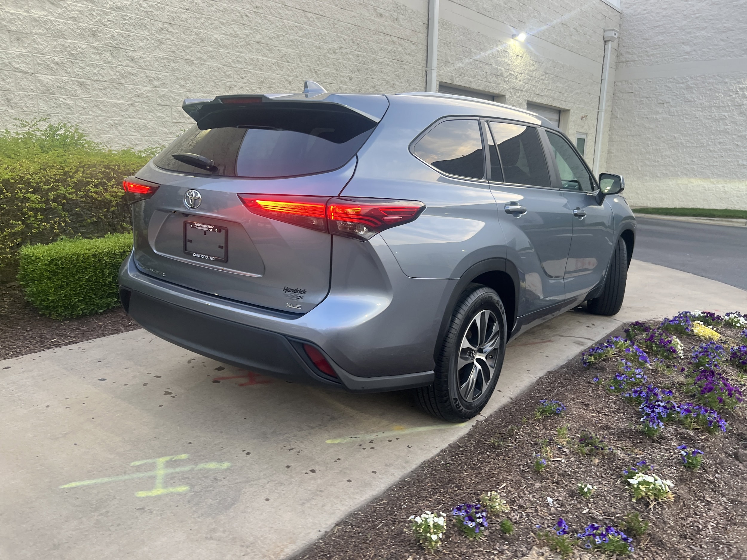 2023 Toyota Highlander XLE photo 3