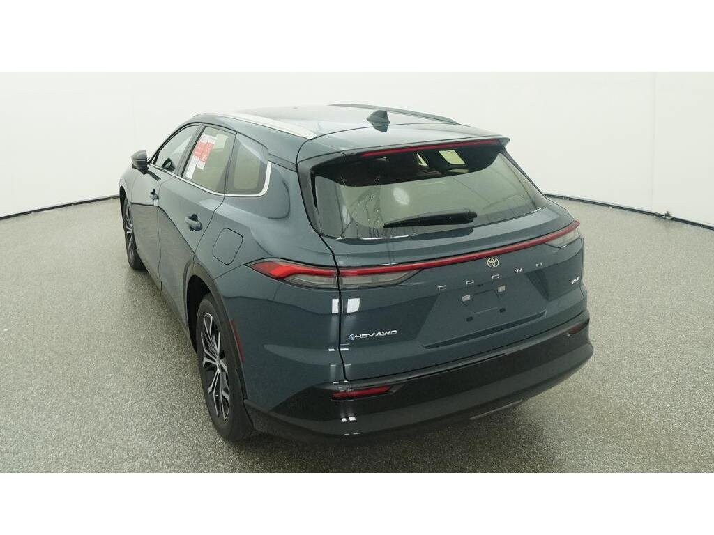 Toyota Crown Signia XLE