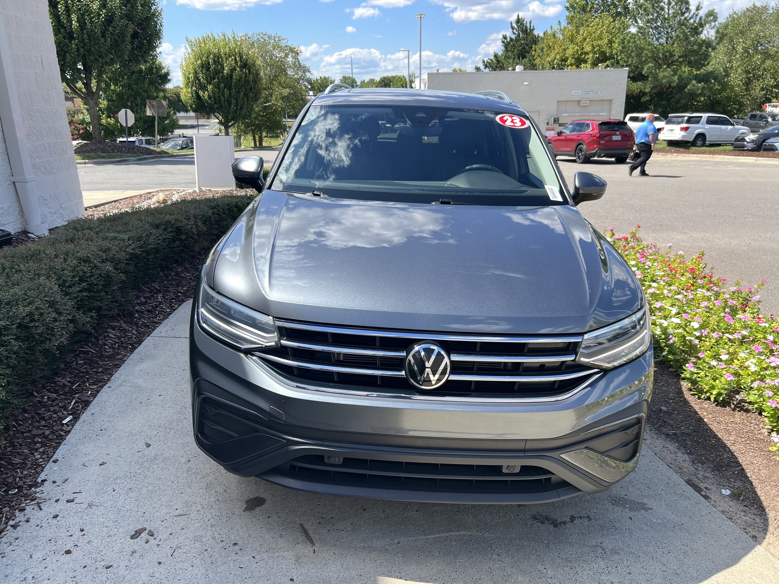 2023 Volkswagen Tiguan SE photo 2