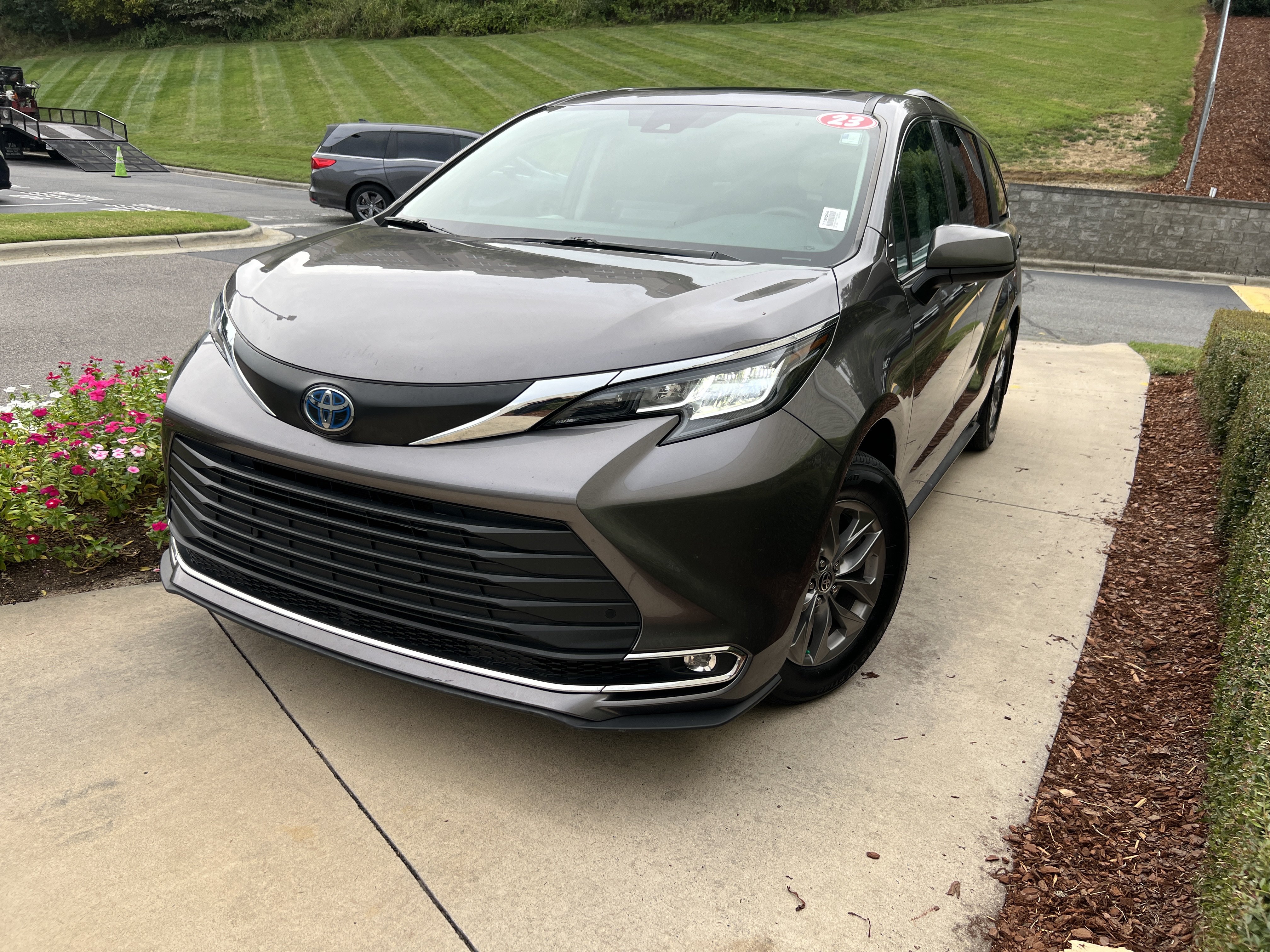 Used 2023 Toyota Sienna XLE Minivan