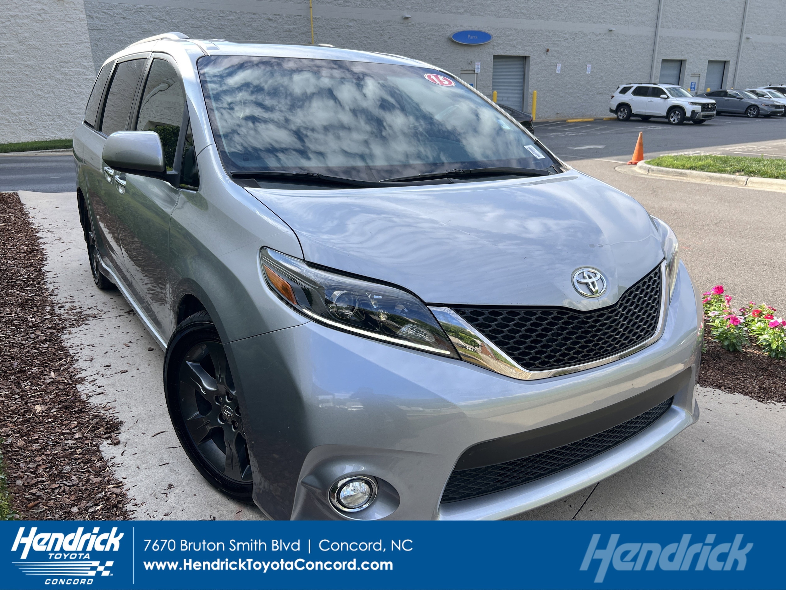 2015 Toyota Sienna SE V6 8-Passenger's photo