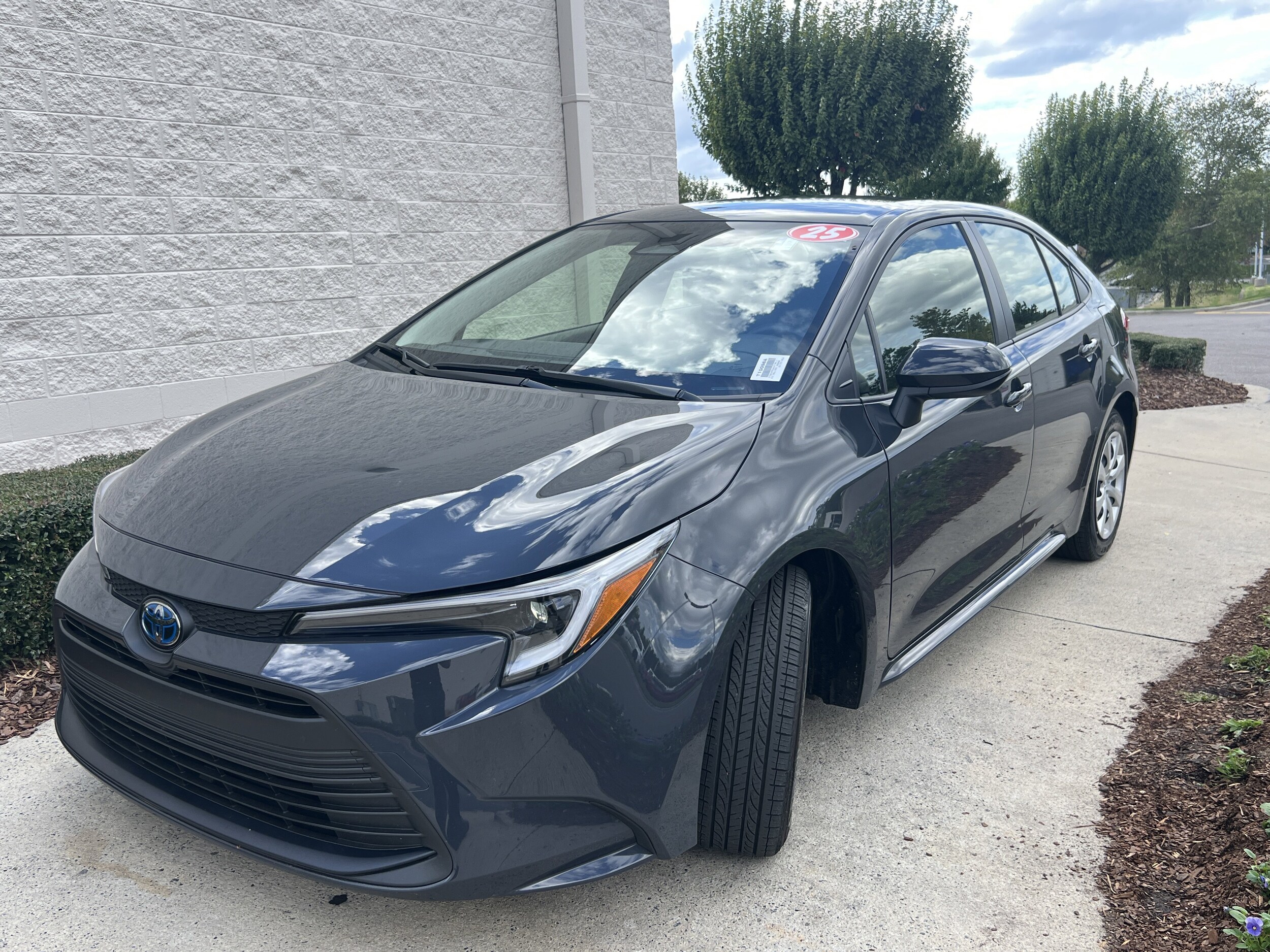 2025 Toyota Corolla Hybrid LE photo 3