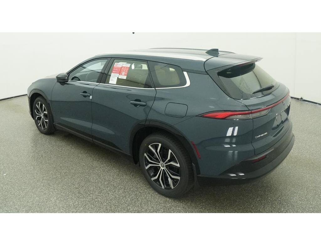 Toyota Crown Signia XLE