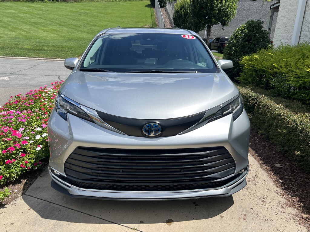 Used 2023 Toyota Sienna XLE Minivan