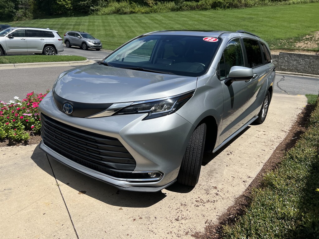 Used 2023 Toyota Sienna XLE Minivan