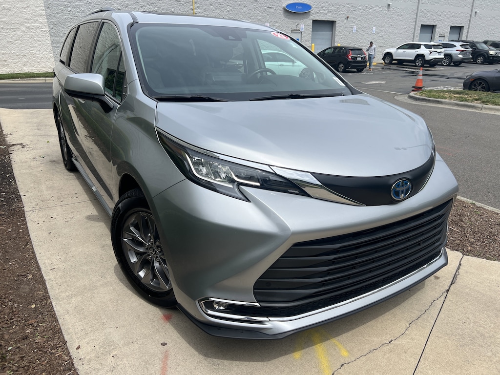 Used 2023 Toyota Sienna XLE Minivan