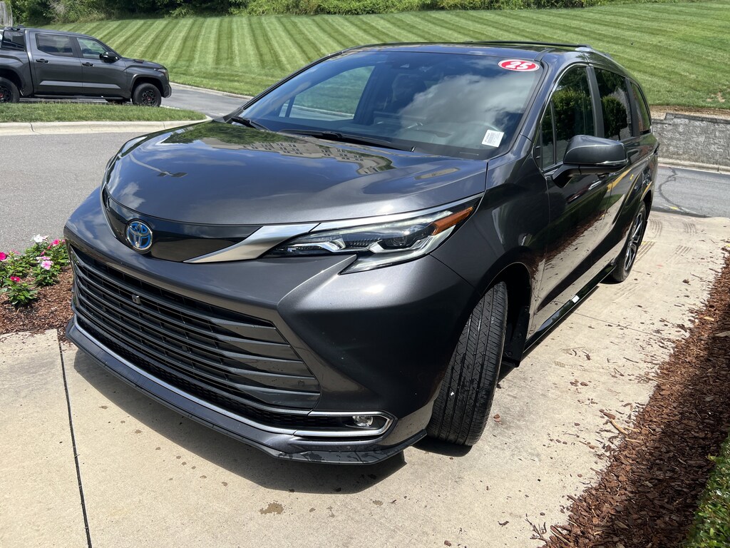 Used 2025 Toyota Sienna Platinum Minivan