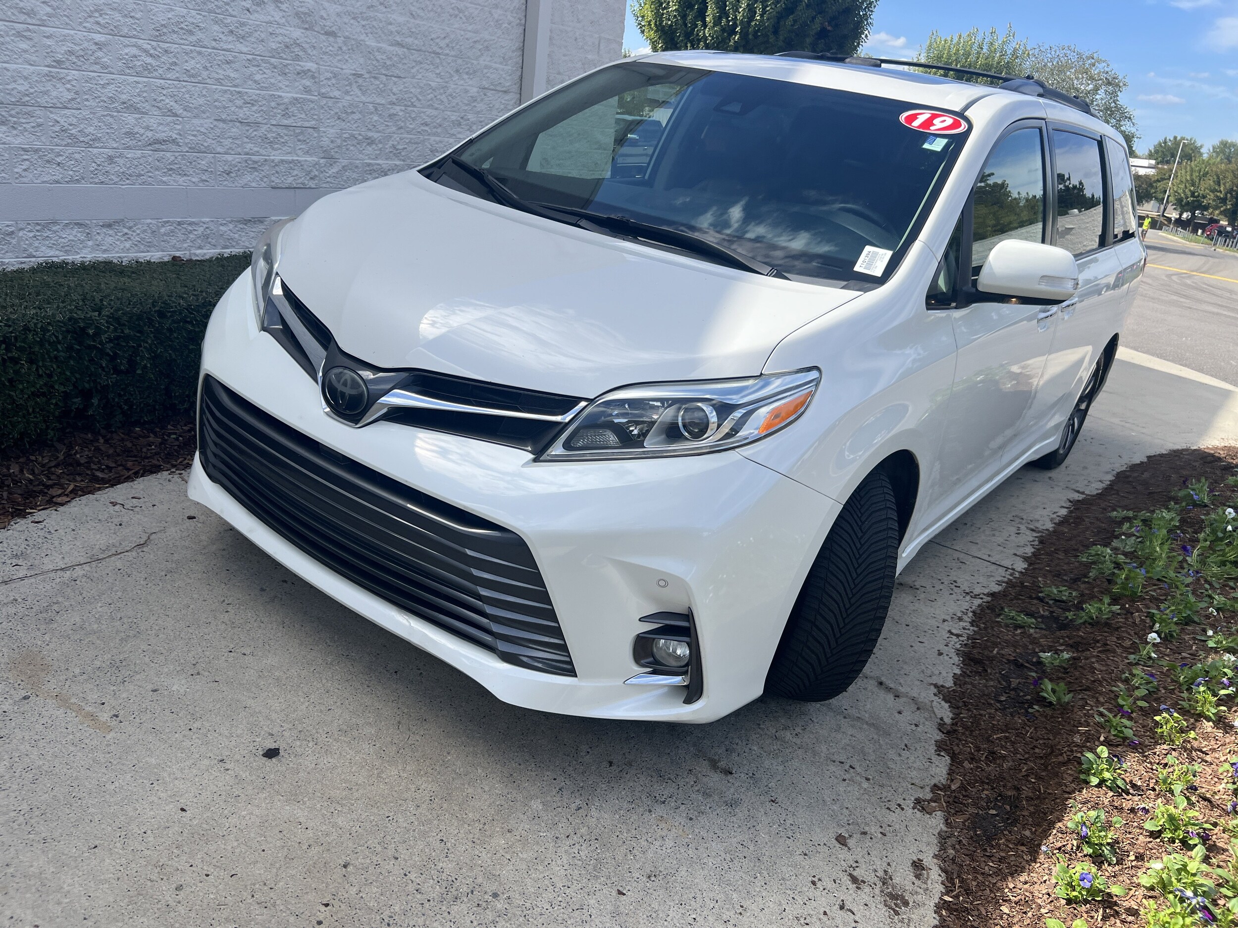 2019 Toyota Sienna Limited Premium photo 3