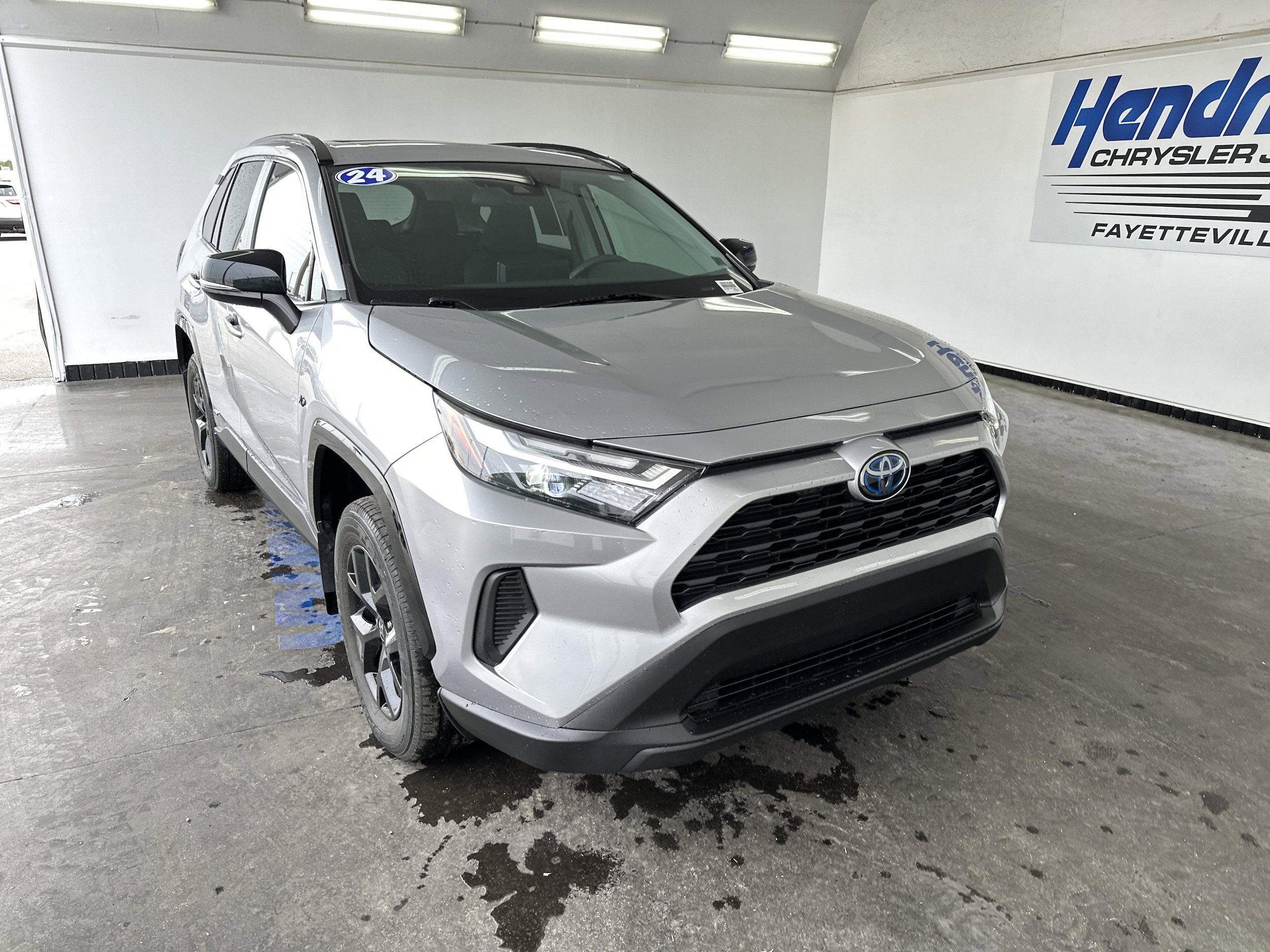 2024 Toyota RAV4 Hybrid XLE photo 2