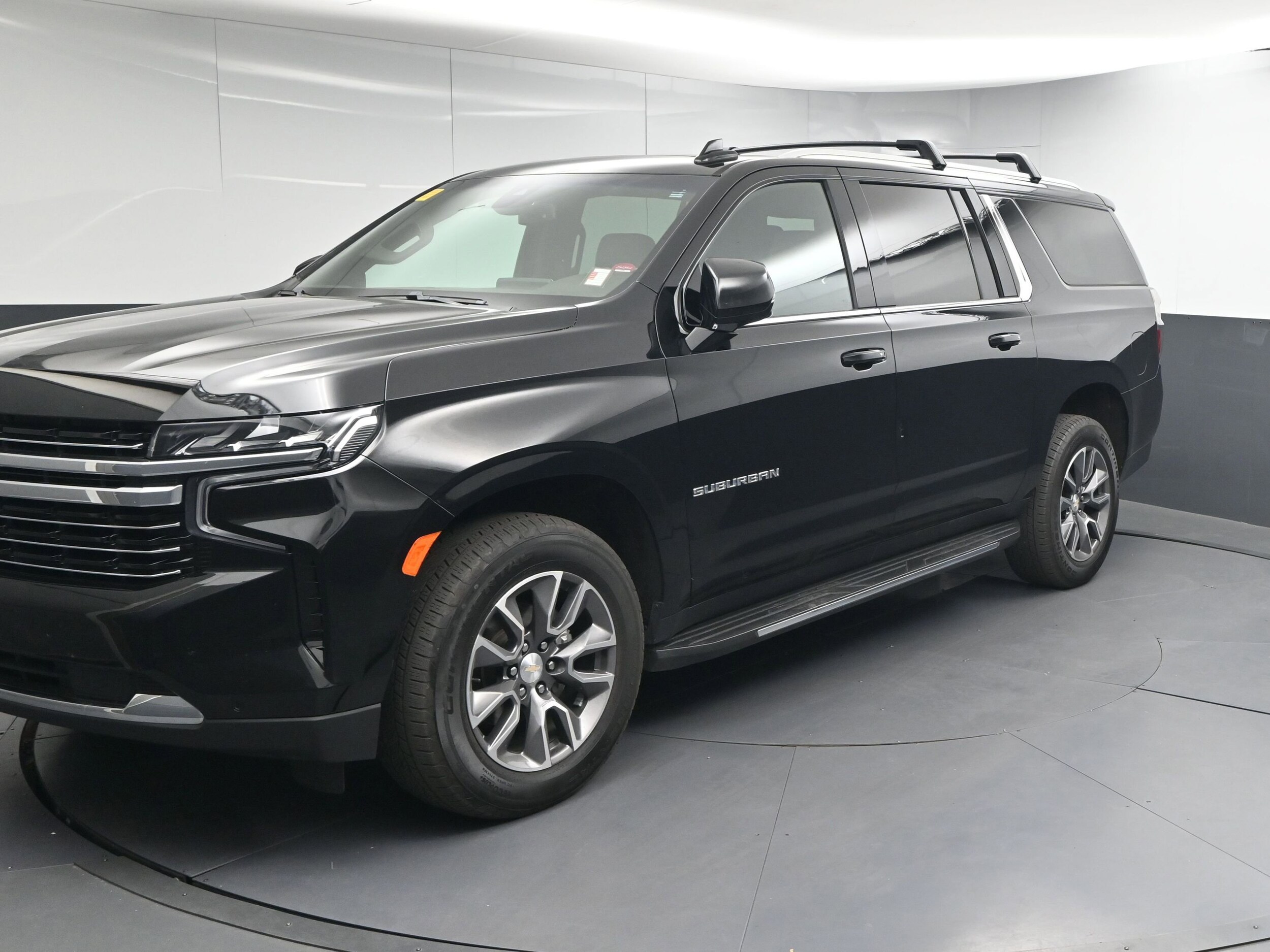 2022 Chevrolet Suburban LT photo 3