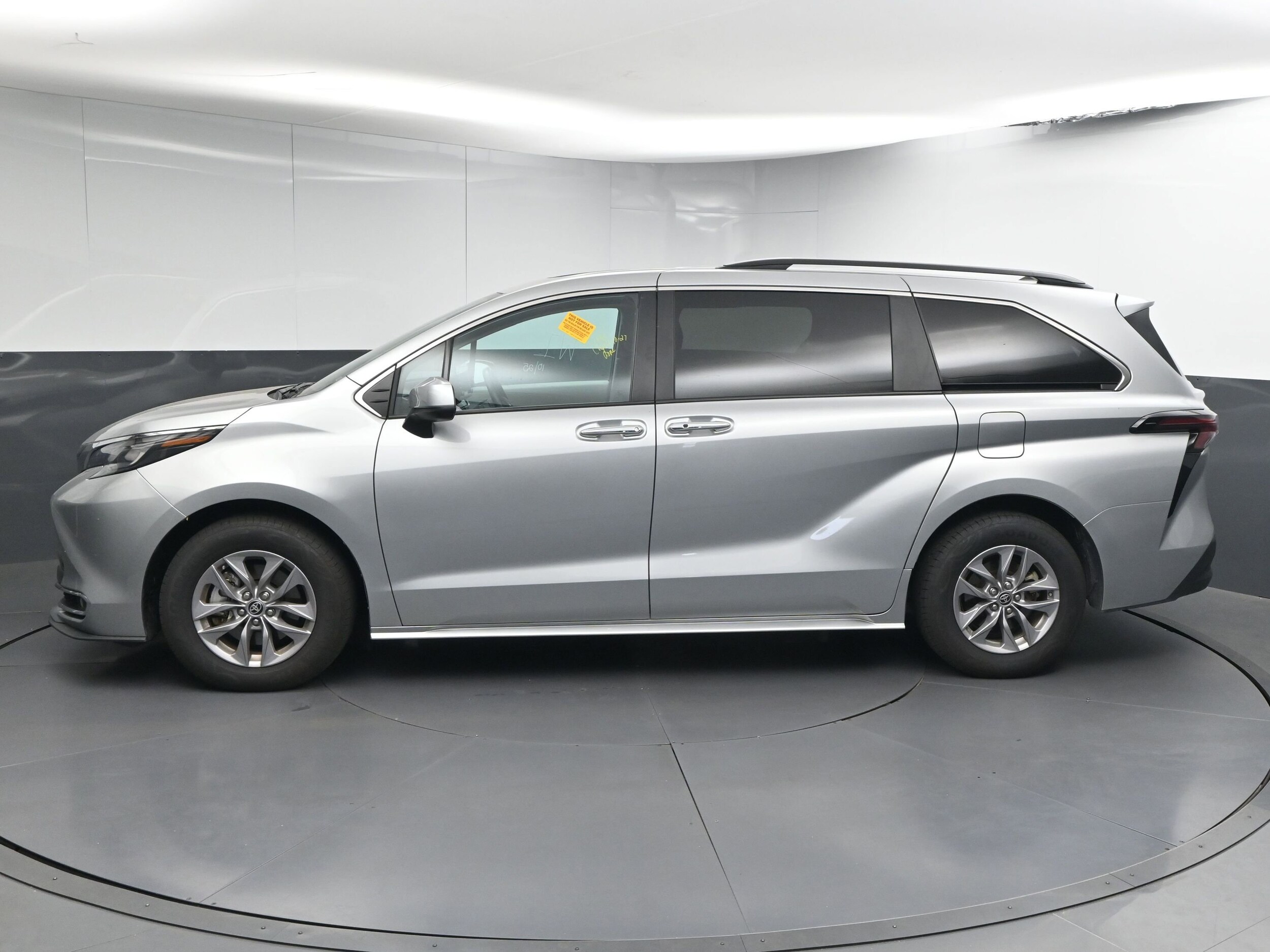 2024 Toyota Sienna XLE photo 4