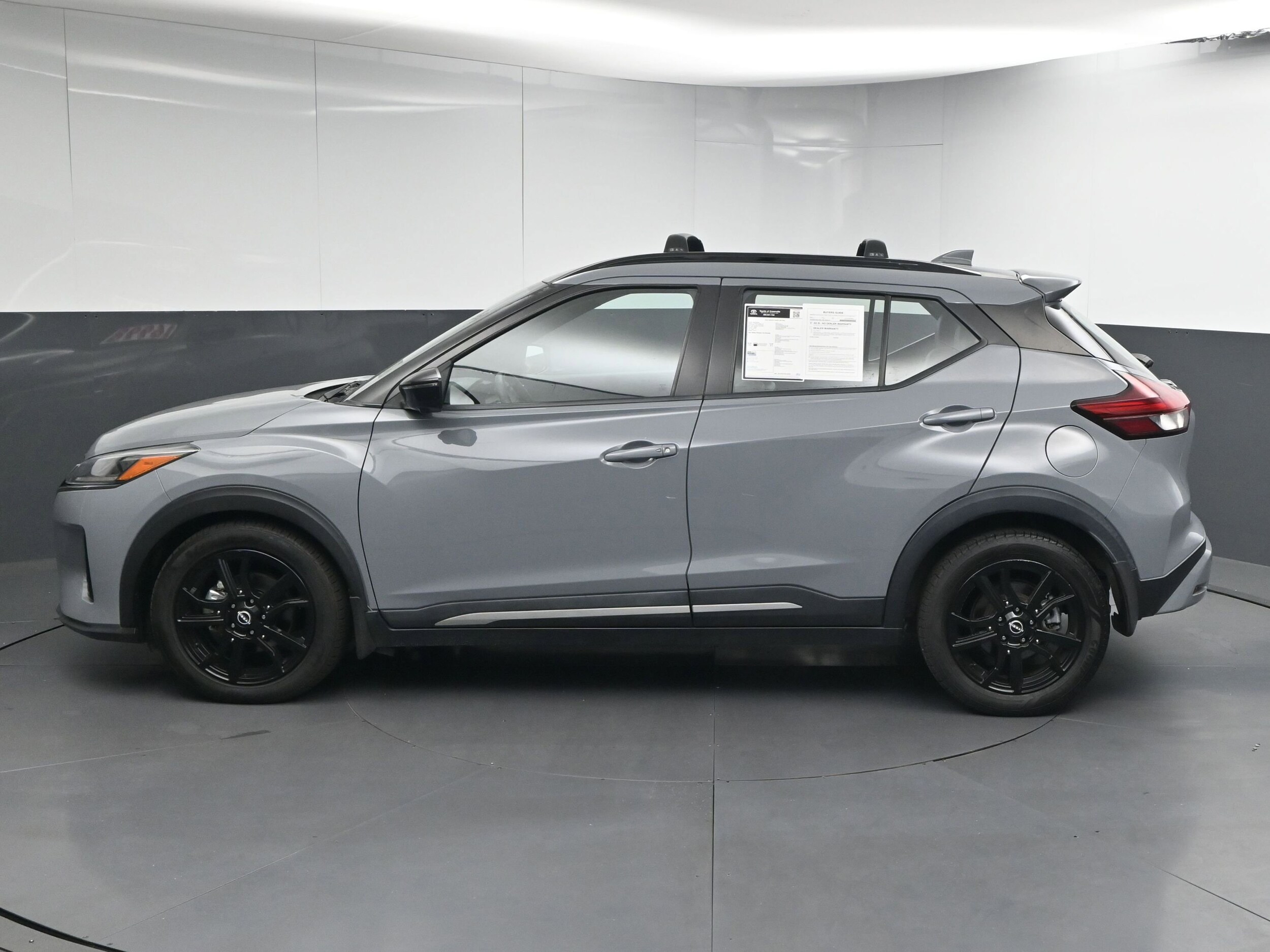 2022 Nissan Kicks SR photo 2
