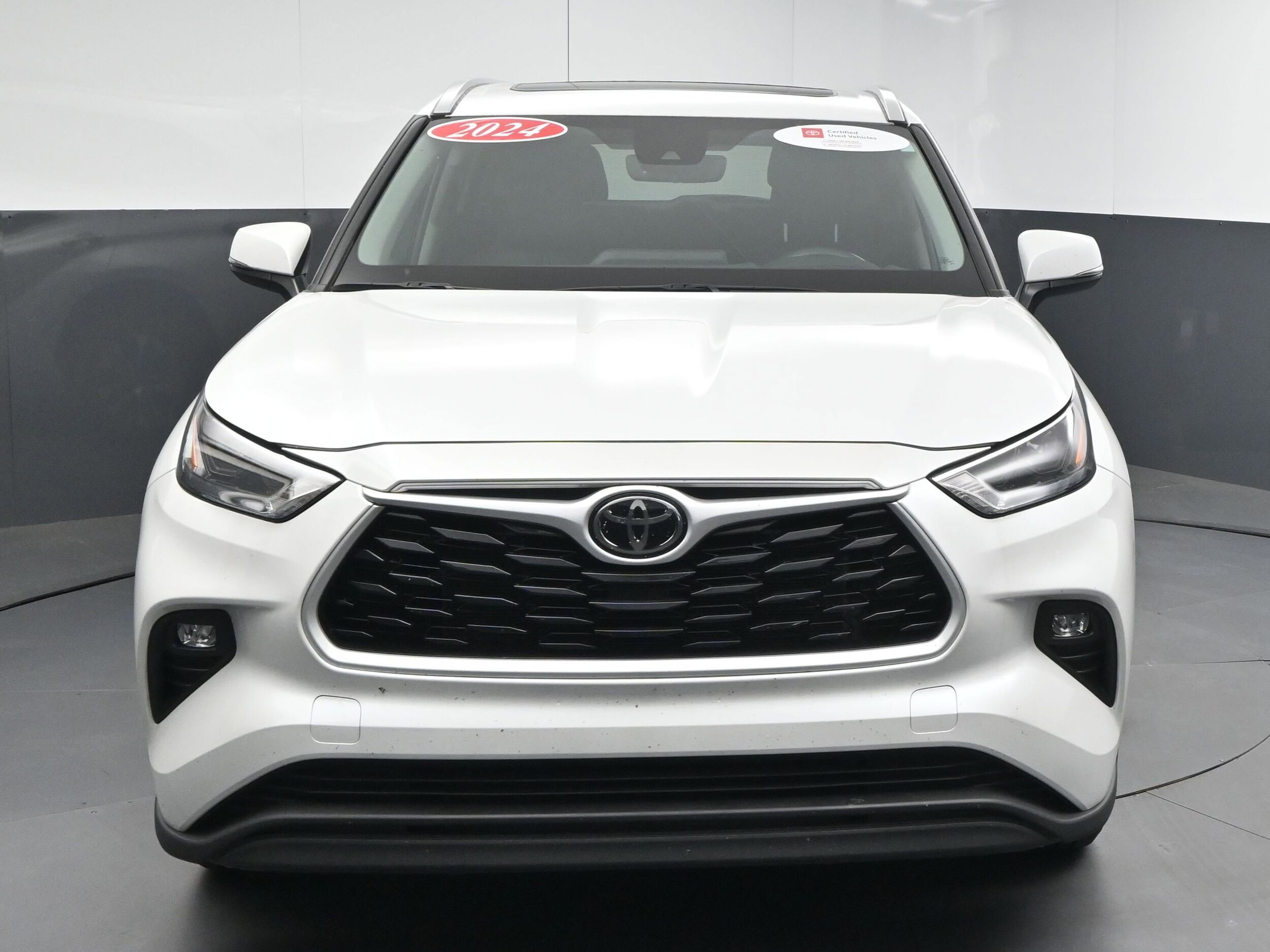 2024 Toyota Highlander XLE photo 2
