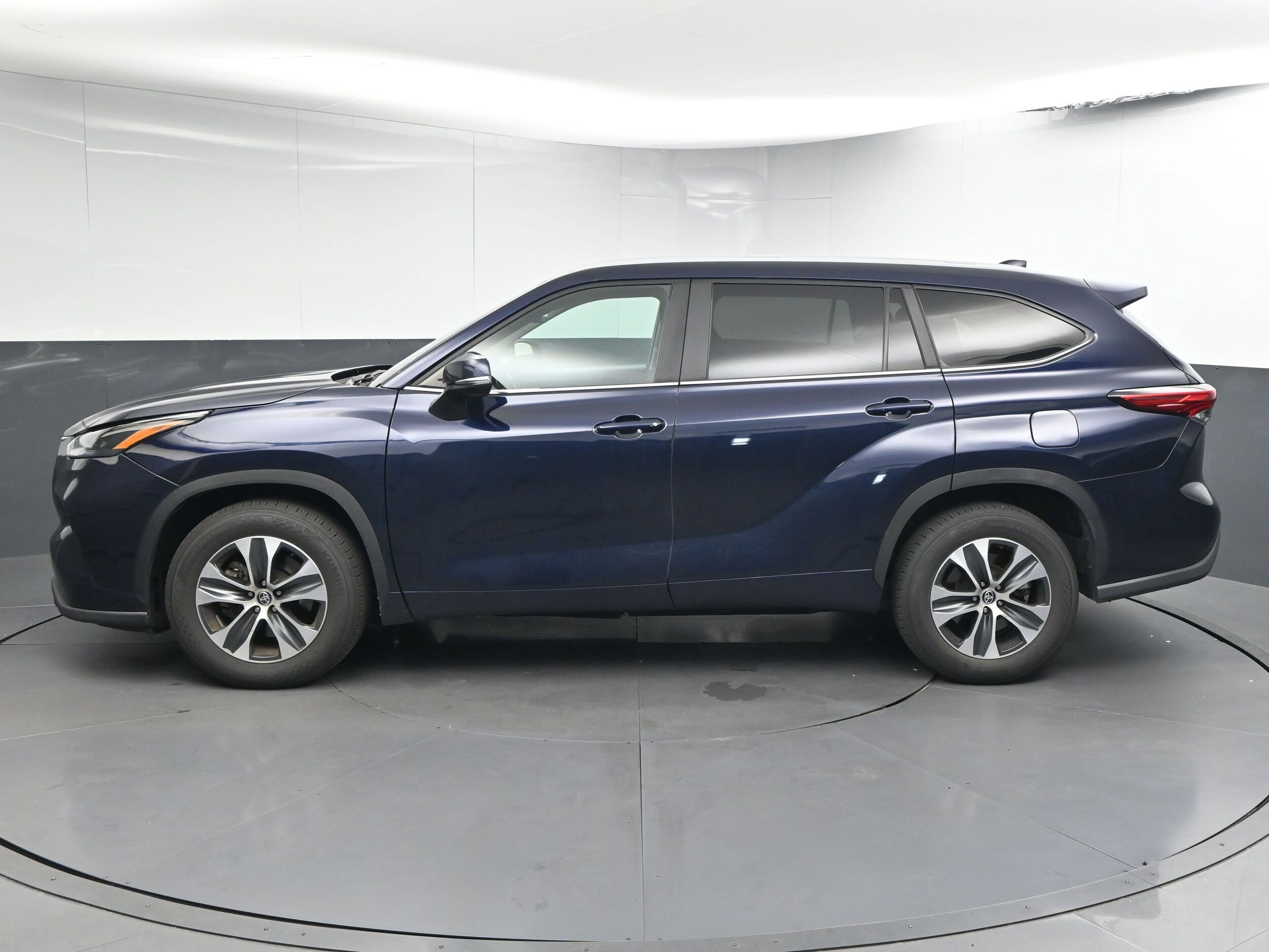2023 Toyota Highlander L photo 4