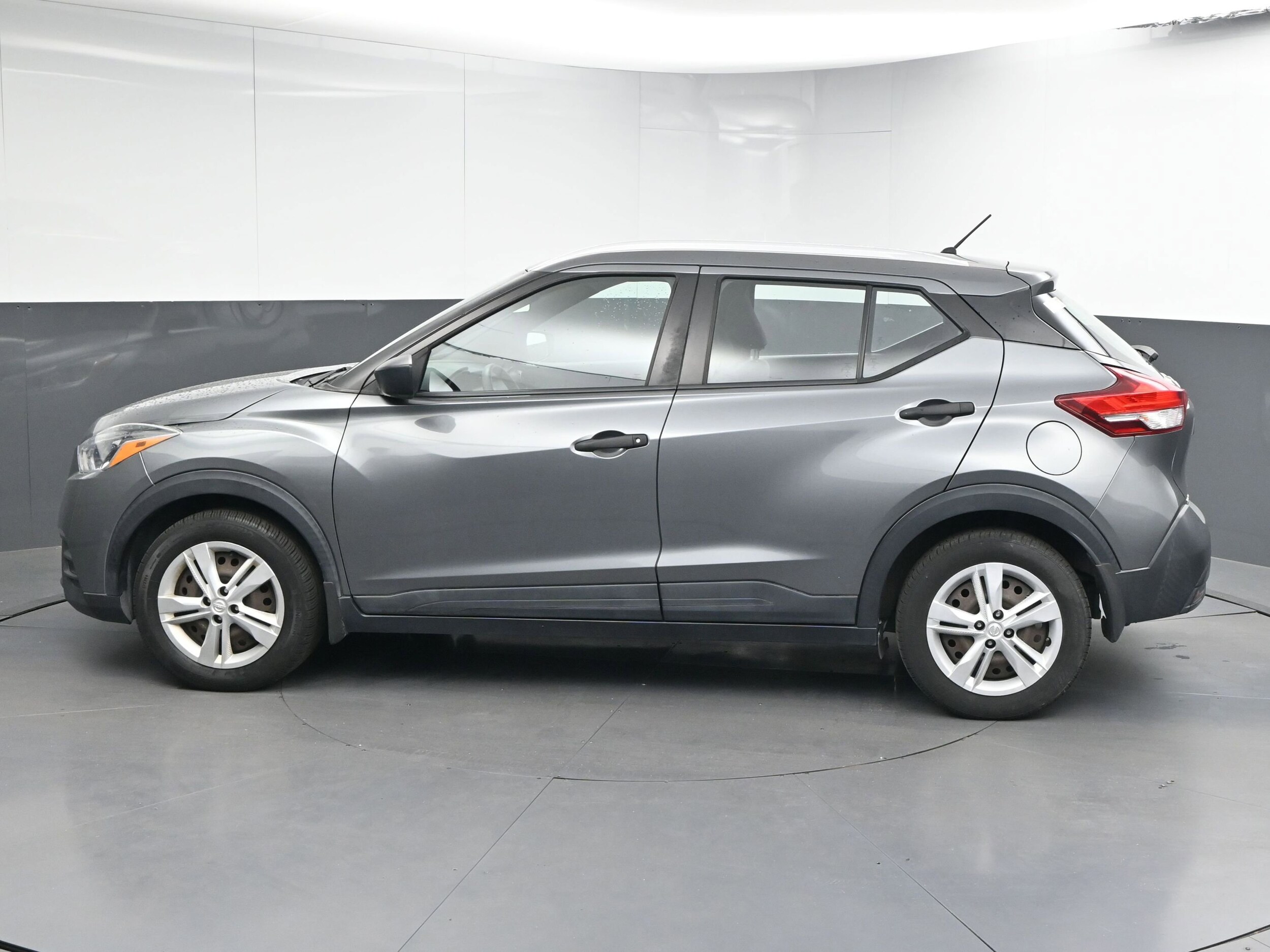 2019 Nissan Kicks S photo 2