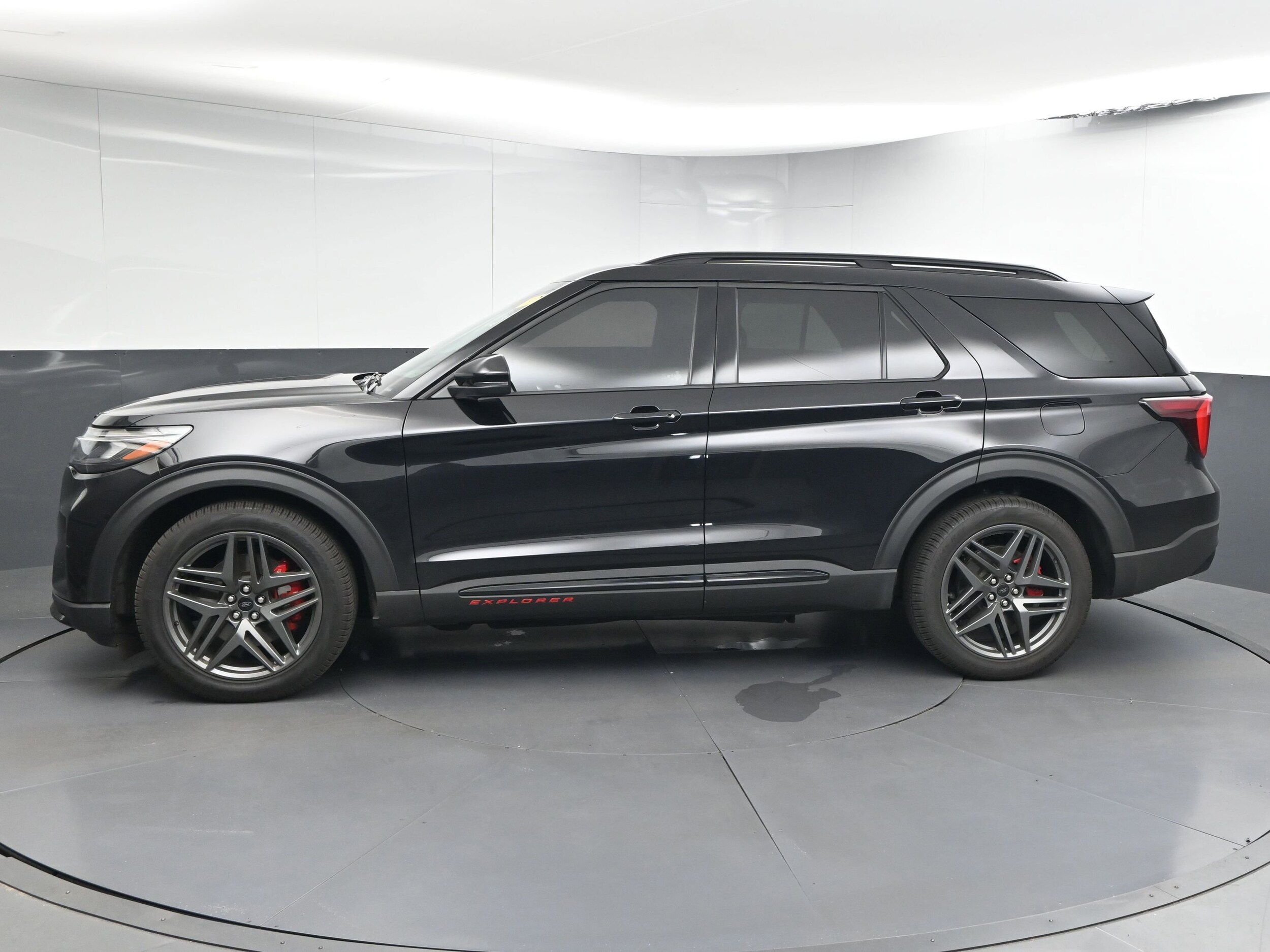 2025 Ford Explorer ST photo 4