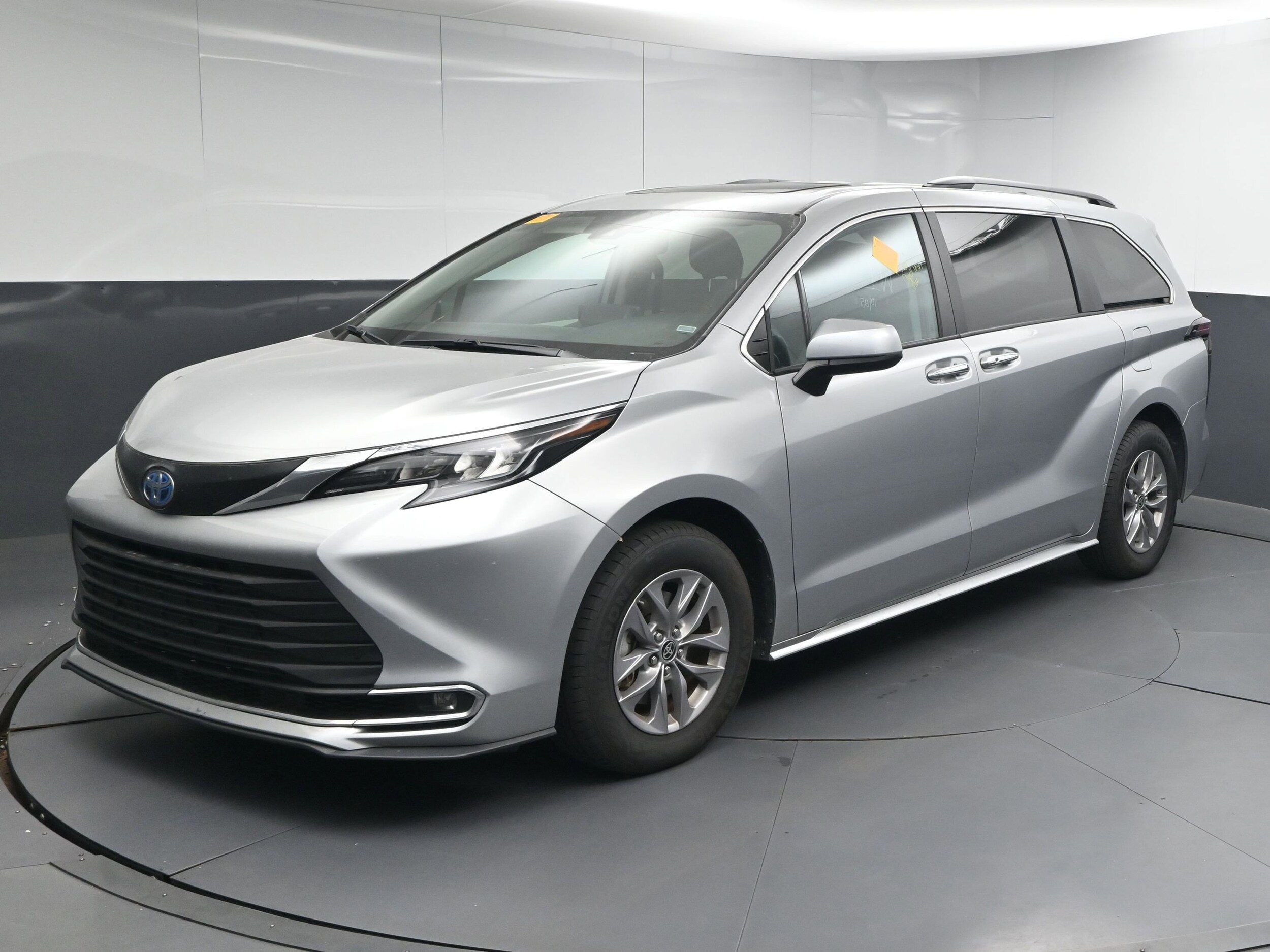 2024 Toyota Sienna XLE photo 3