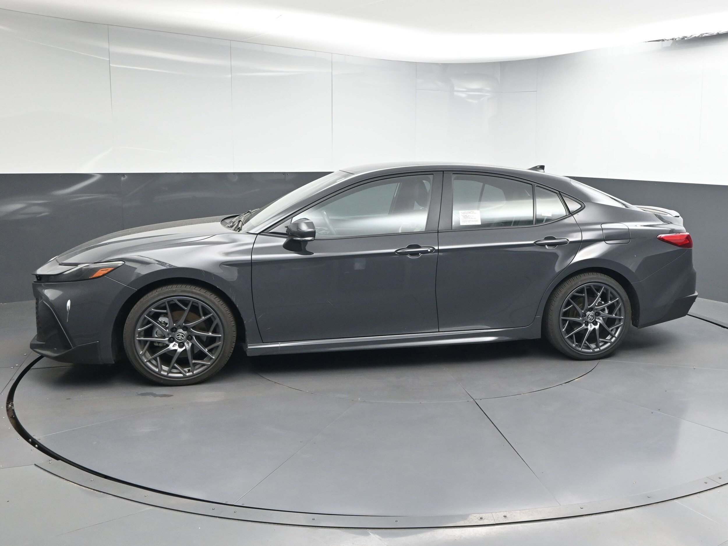 2025 Toyota Camry SE photo 4