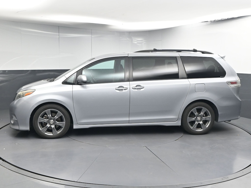 Used 2017 Toyota Sienna SE Premium 8 Passenger Van Passenger Van