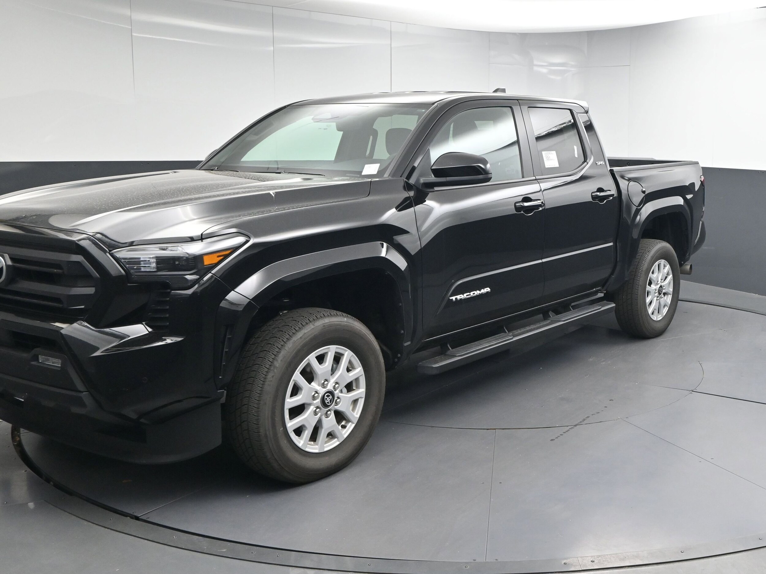 2024 Toyota Tacoma SR5 photo 3