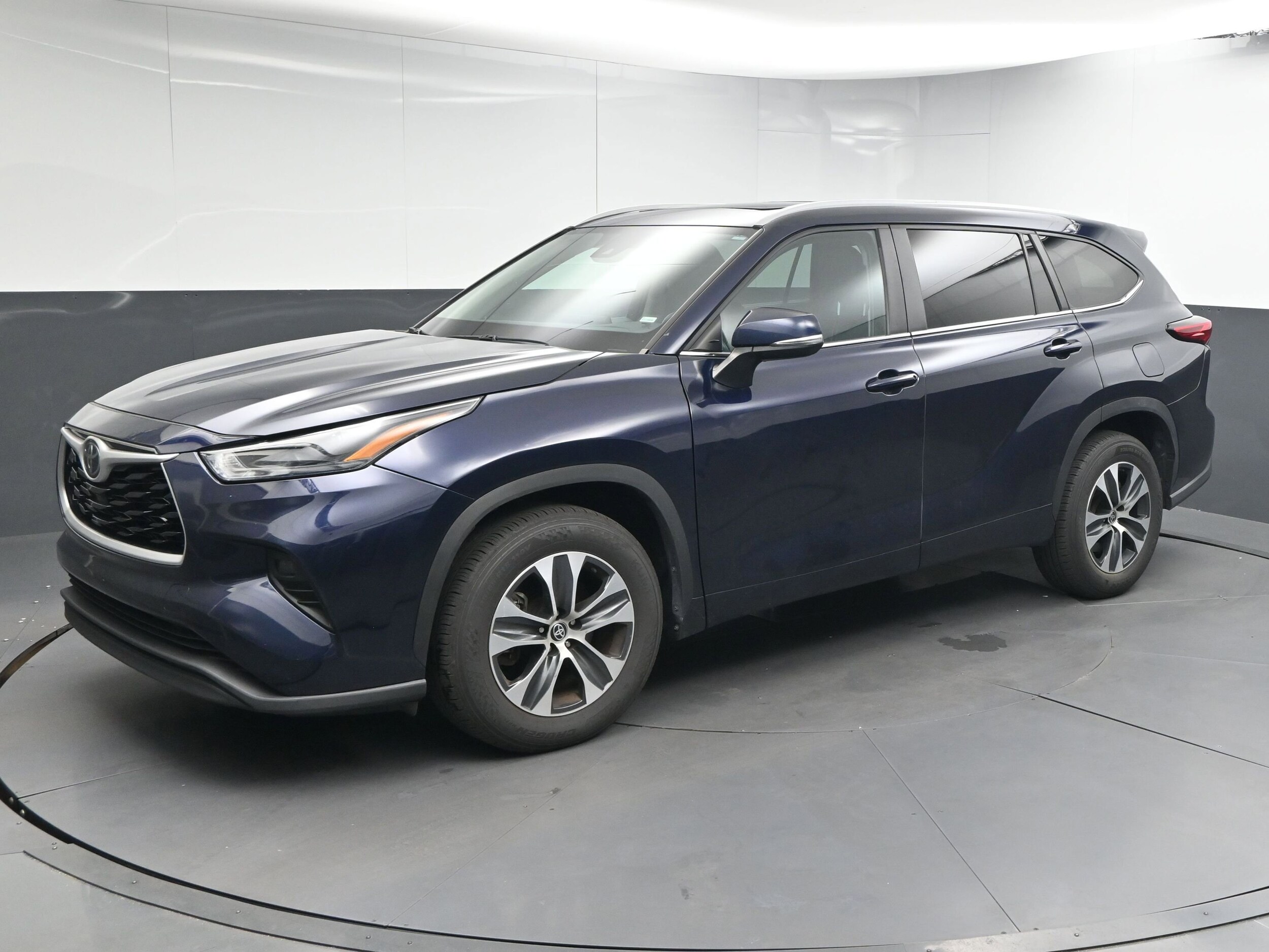 2023 Toyota Highlander L photo 3