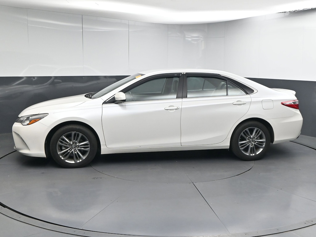 Used 2017 Toyota Camry SE Sedan