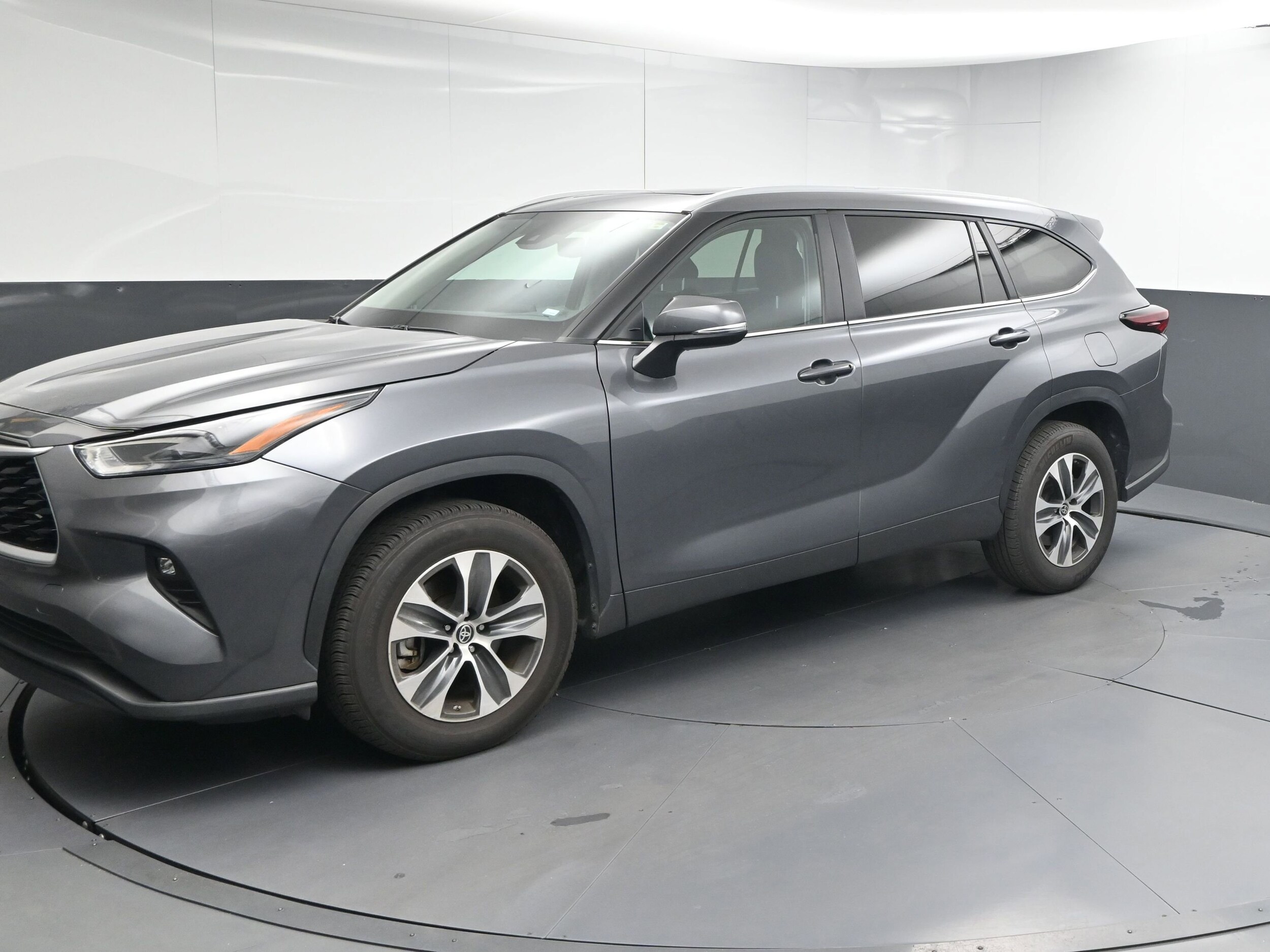 2024 Toyota Highlander LE photo 3