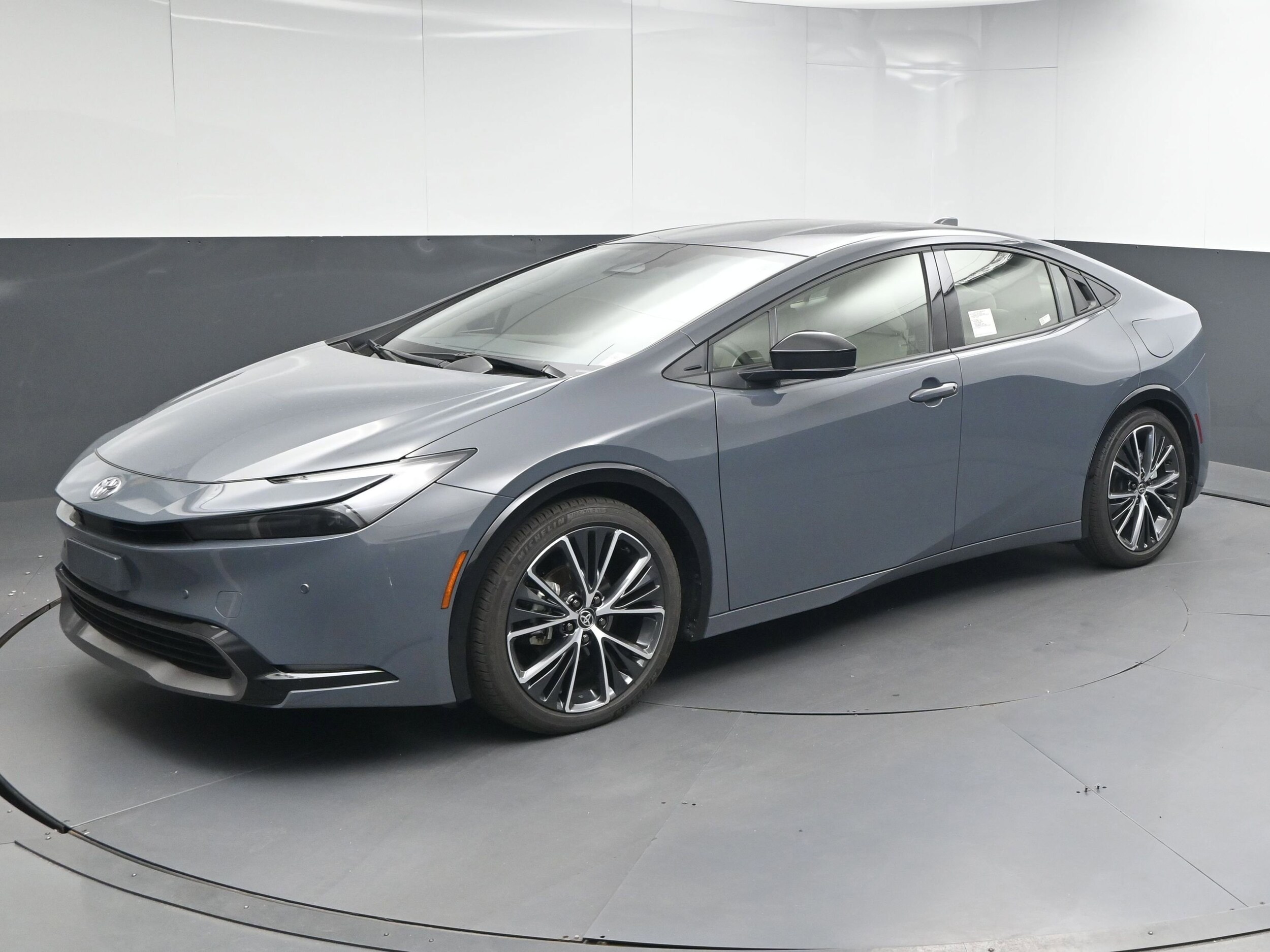 2024 Toyota Prius XLE photo 3