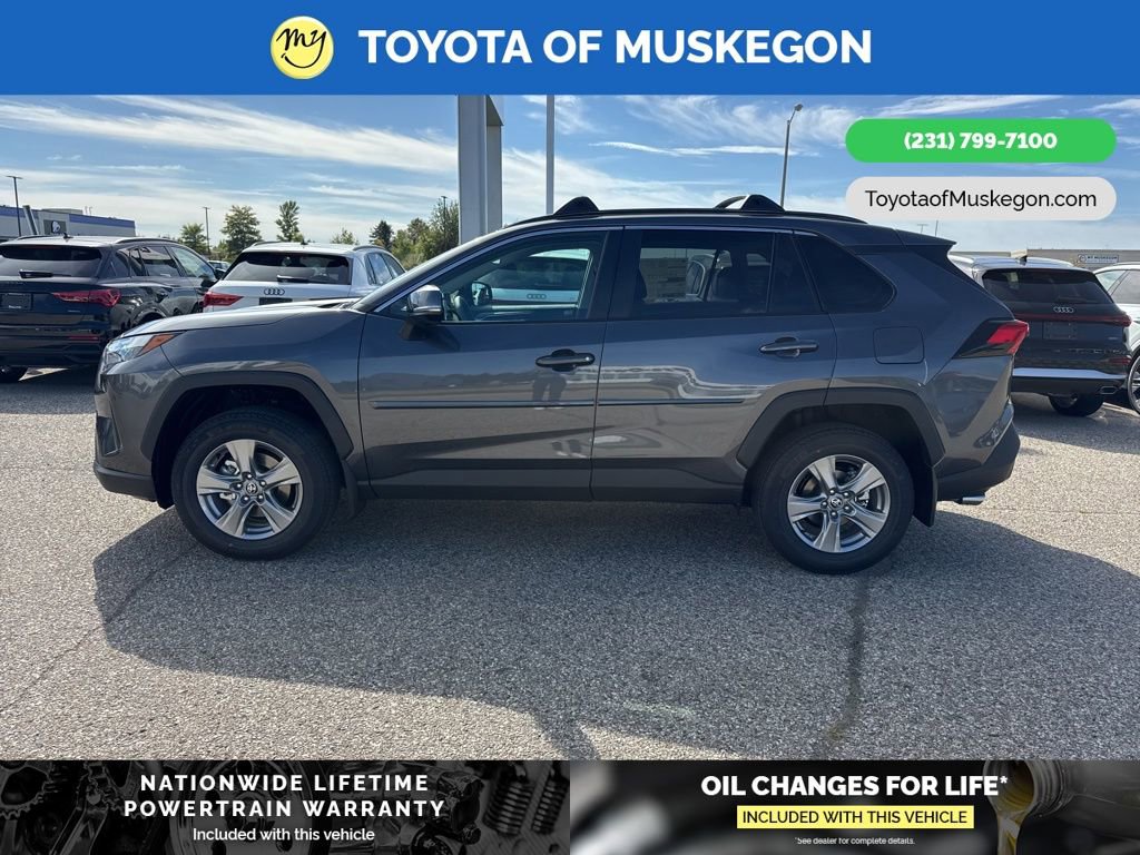 2025 Toyota RAV4 XLE photo 4