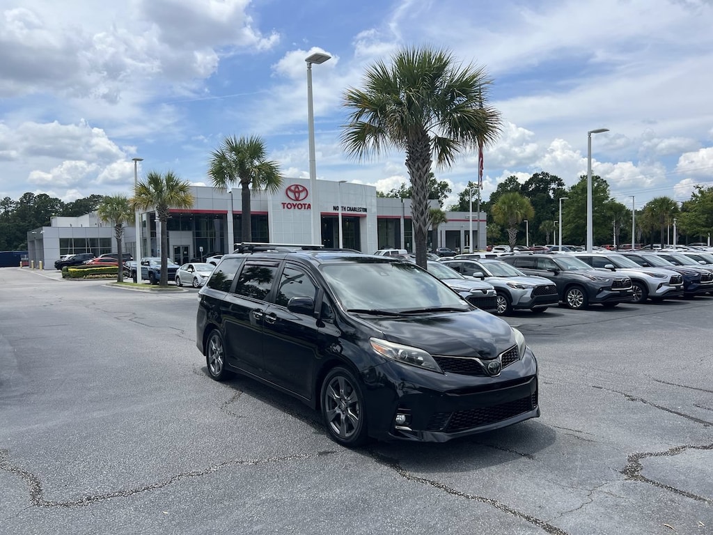 Used 2018 Toyota Sienna SE Premium Minivan