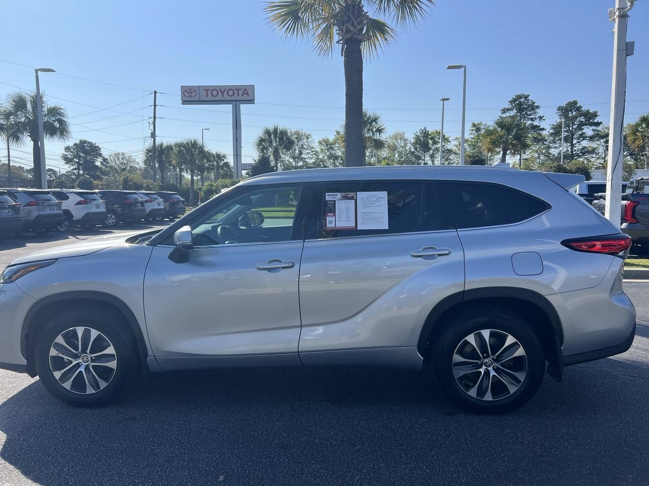 2022 Toyota Highlander Hybrid XLE photo 6