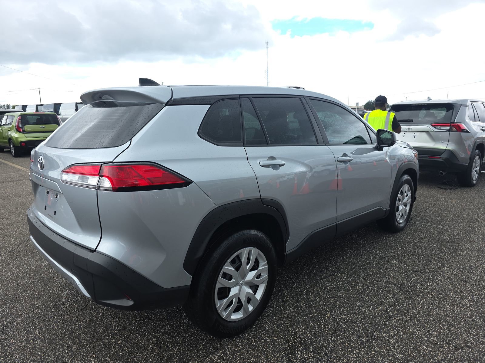 2024 Toyota Corolla Cross L photo 2