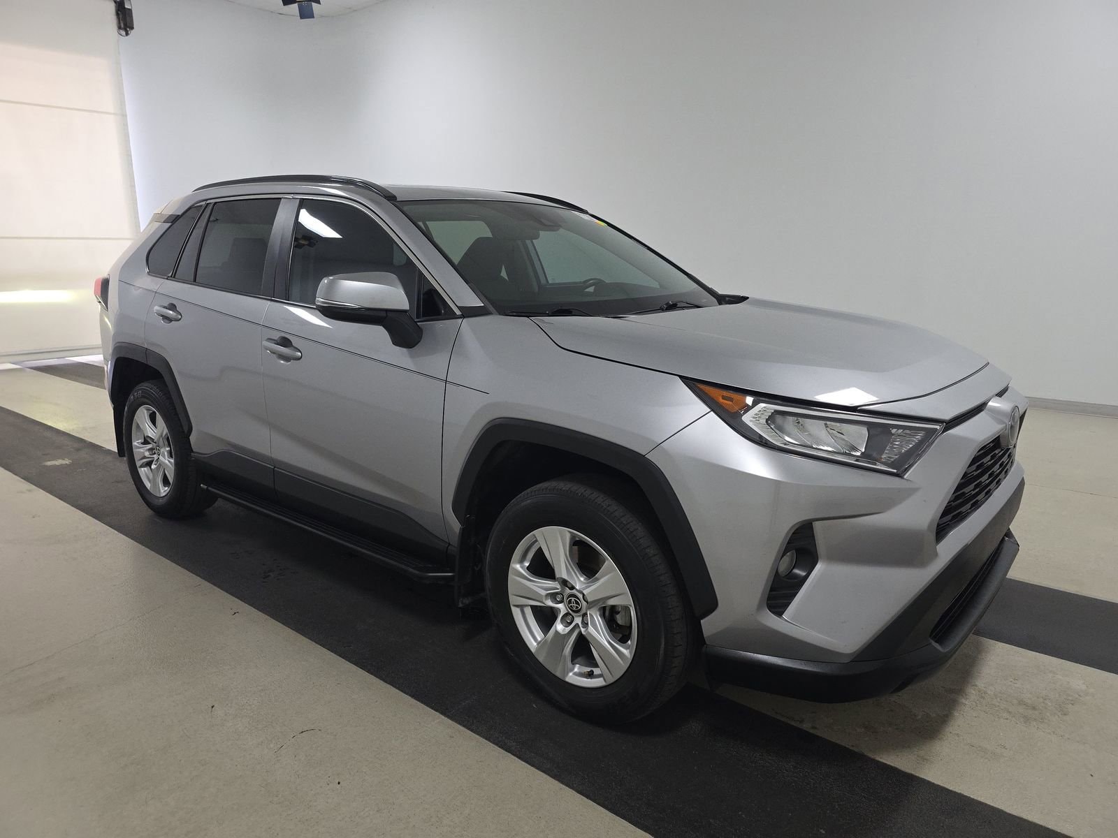 2021 Toyota RAV4 XLE photo 3