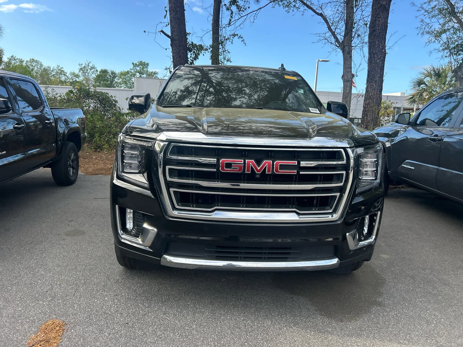 2024 GMC Yukon SLT photo 2
