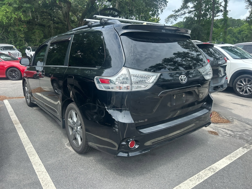 Used 2018 Toyota Sienna SE Premium Minivan