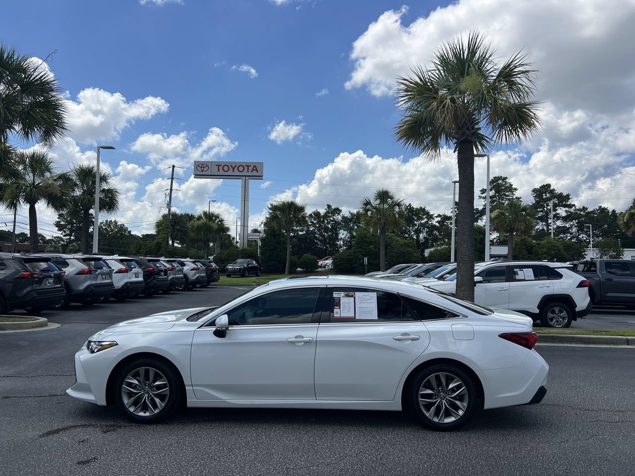 Toyota Avalon Hybrid XLE