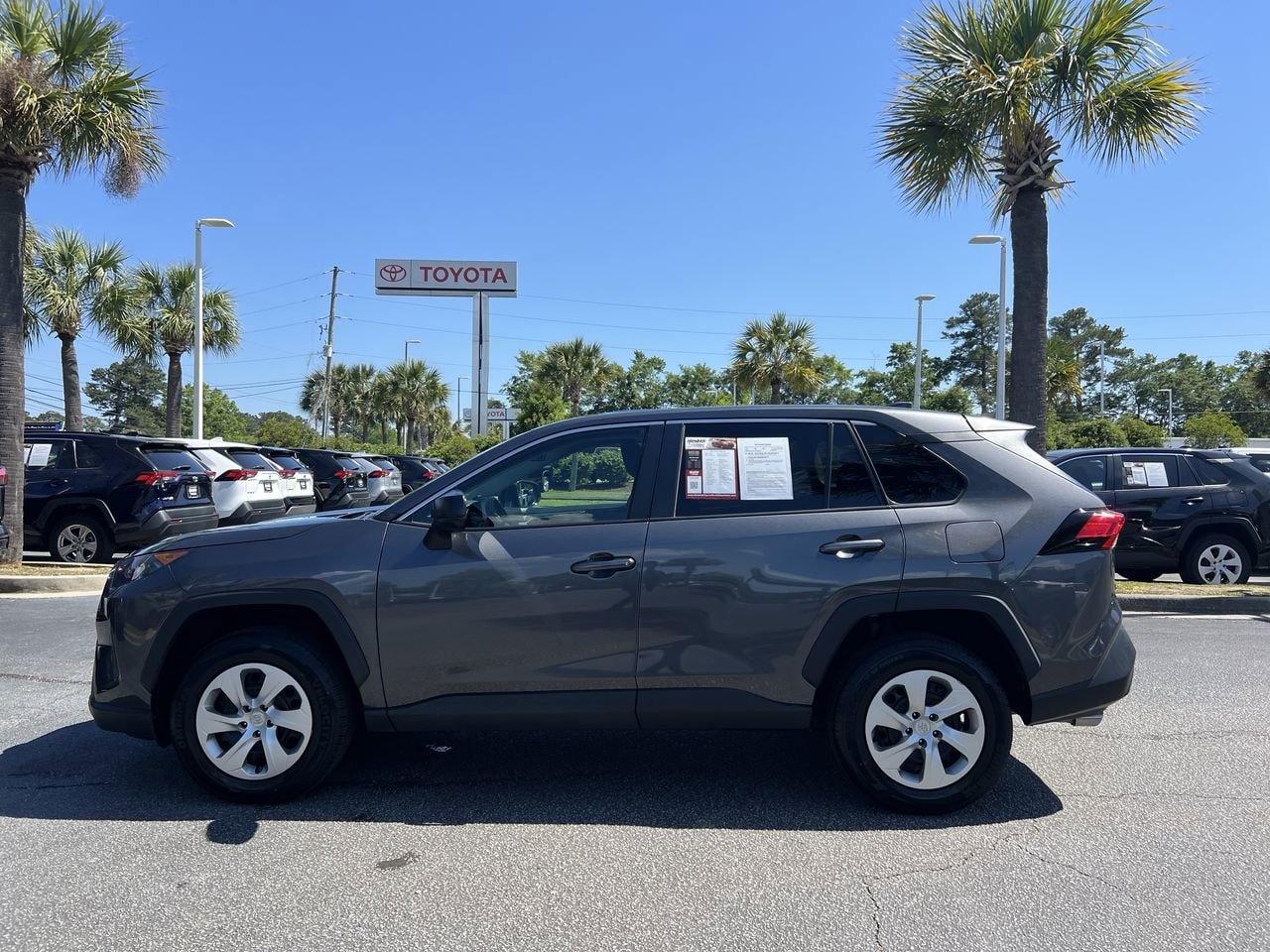 2022 Toyota RAV4 LE photo 6