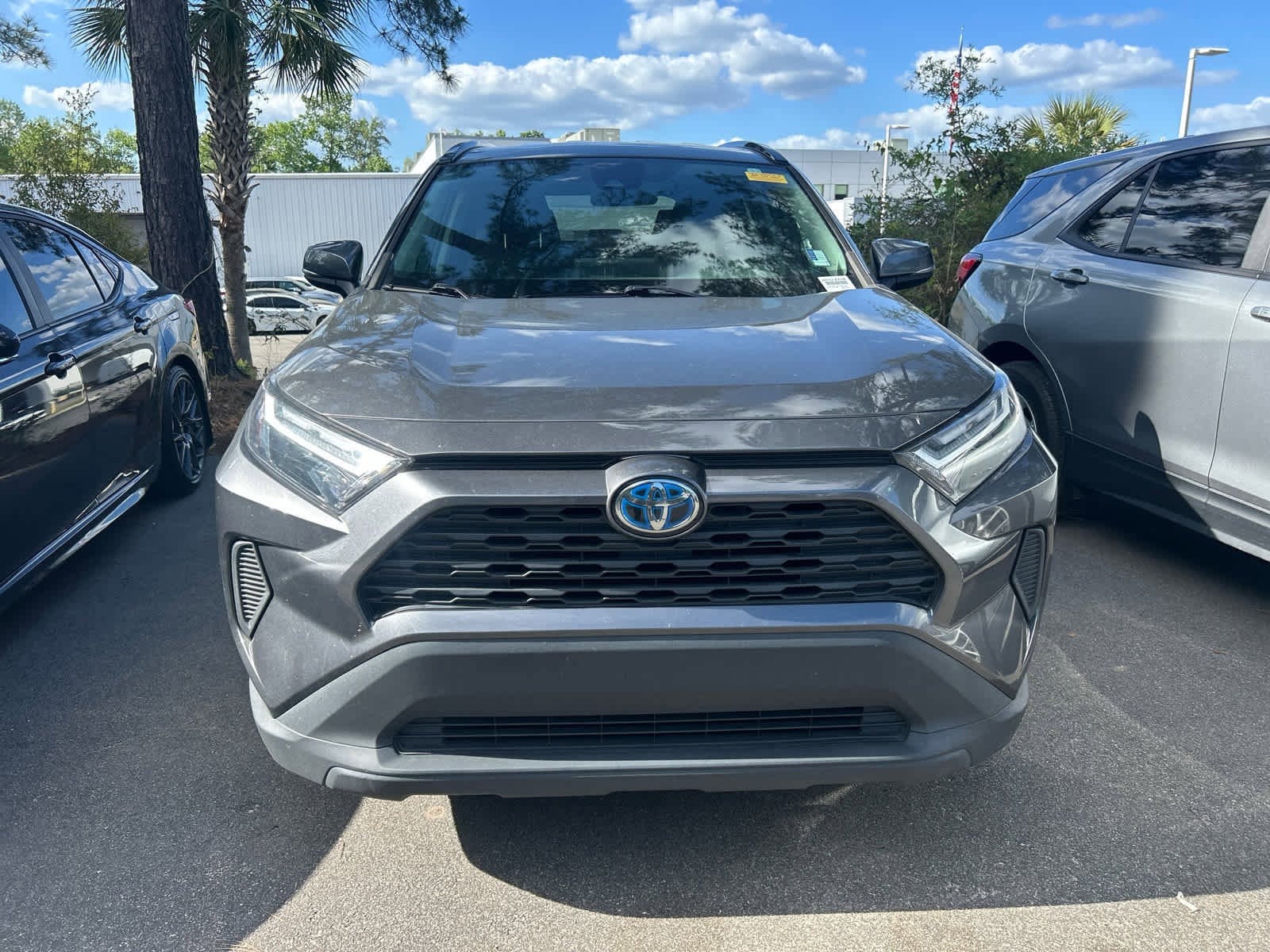 2022 Toyota RAV4 Hybrid XLE photo 2