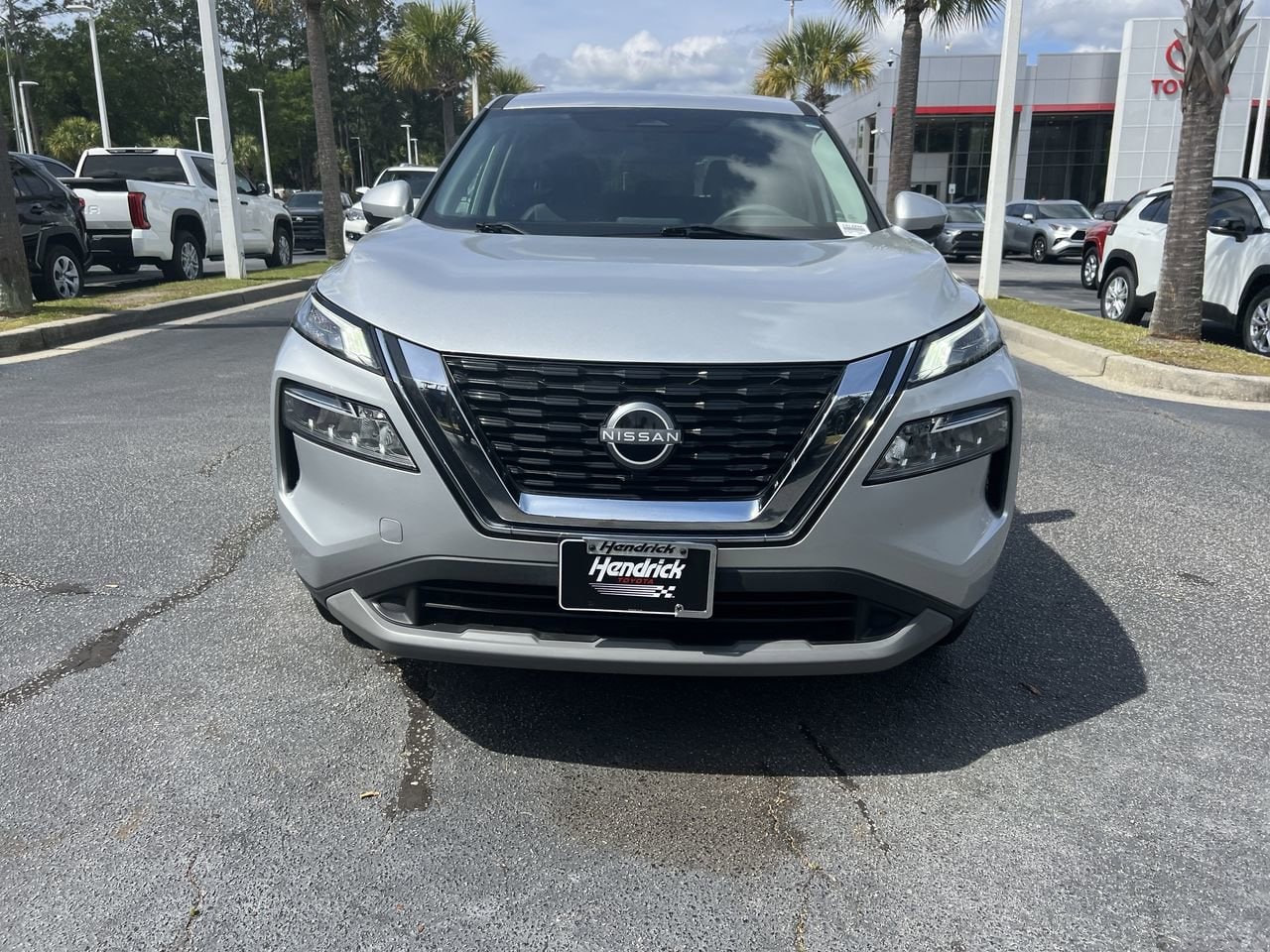 2022 Nissan Rogue SV photo 2